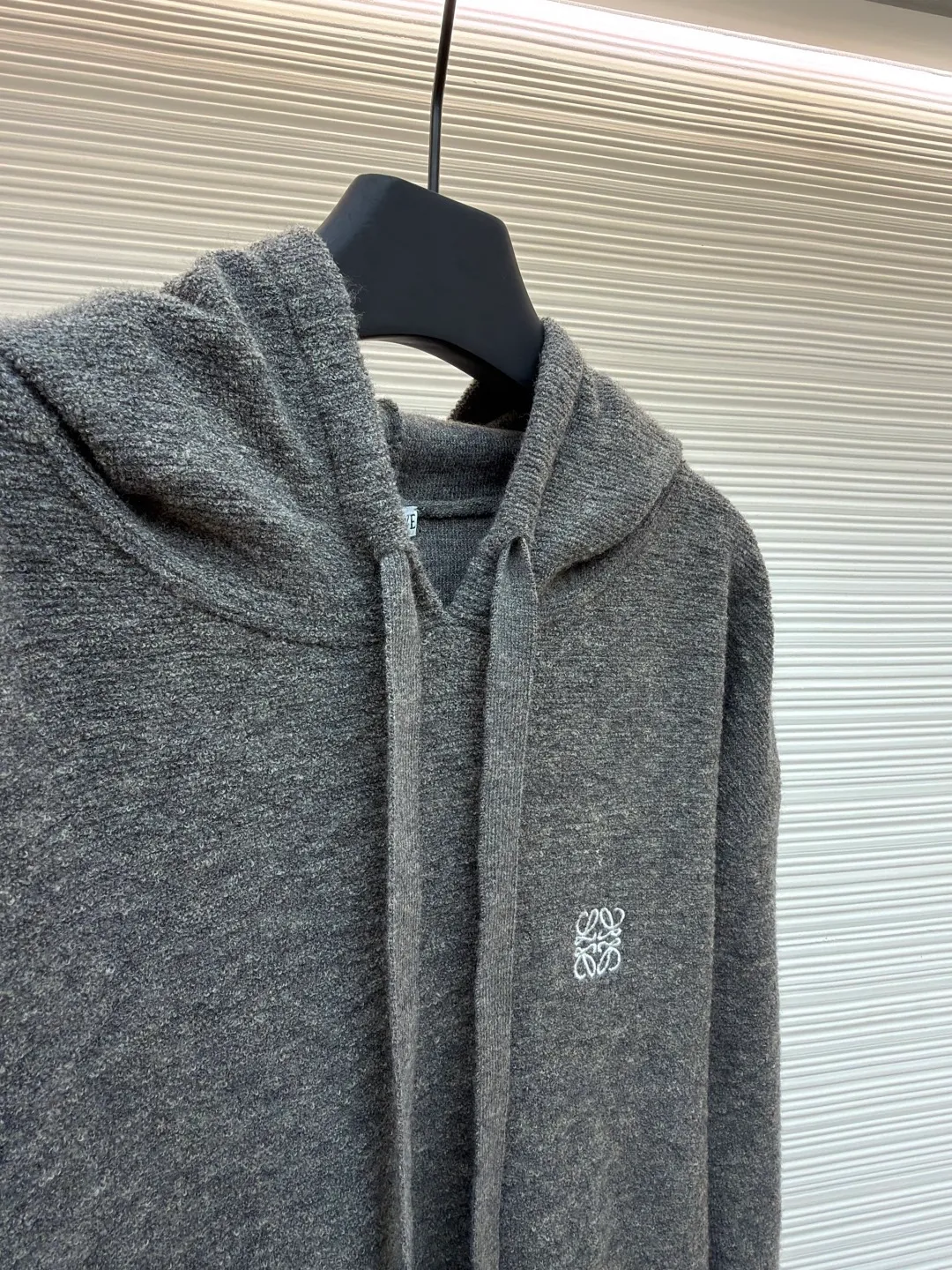 Loewe Anagram embroidered hooded sweater ●Original version: purchased and developed for 13900 ●Item number: 1680893-B35 ●Fabric: wool blended fabric ●Technology: Garment washing ●Version: fitted version ●Weight: about 480 grams ●Size: S-M-L-XL ●Description: Customized natural medium-thick premium wool yarn, soft to the touch, comfortable and skin-friendly, with pure and deep black as the background color Deep, mysterious and full of power, the iconic Loewe Anagram embroidery is embroidered on the chest and is highly recognizable. The hooded design gives the soul a sense of just the right amount of looseness. The curvature is natural and smooth, achieving a perfect balance between casualness and dignity. The well-deserved king of all-match uses imported machine embroidery technology. Advanced computer control systems and precision mechanical components are used to realize Loewe Anagram embroidery operations with high precision. The lines are smooth and delicate, and the garments are washed and softened to remove odors. Use professional washing equipment and specific detergents to deeply clean and deodorize clothes to improve the feel and appearance of clothes. The overall wiring is straight and delicate, the fabric is comfortable and soft, and the color is consistent without color difference. It can be matched with the same style to create a fashionable look and control various occasions. Customized accessories, complete with three standards, same style for men and women!