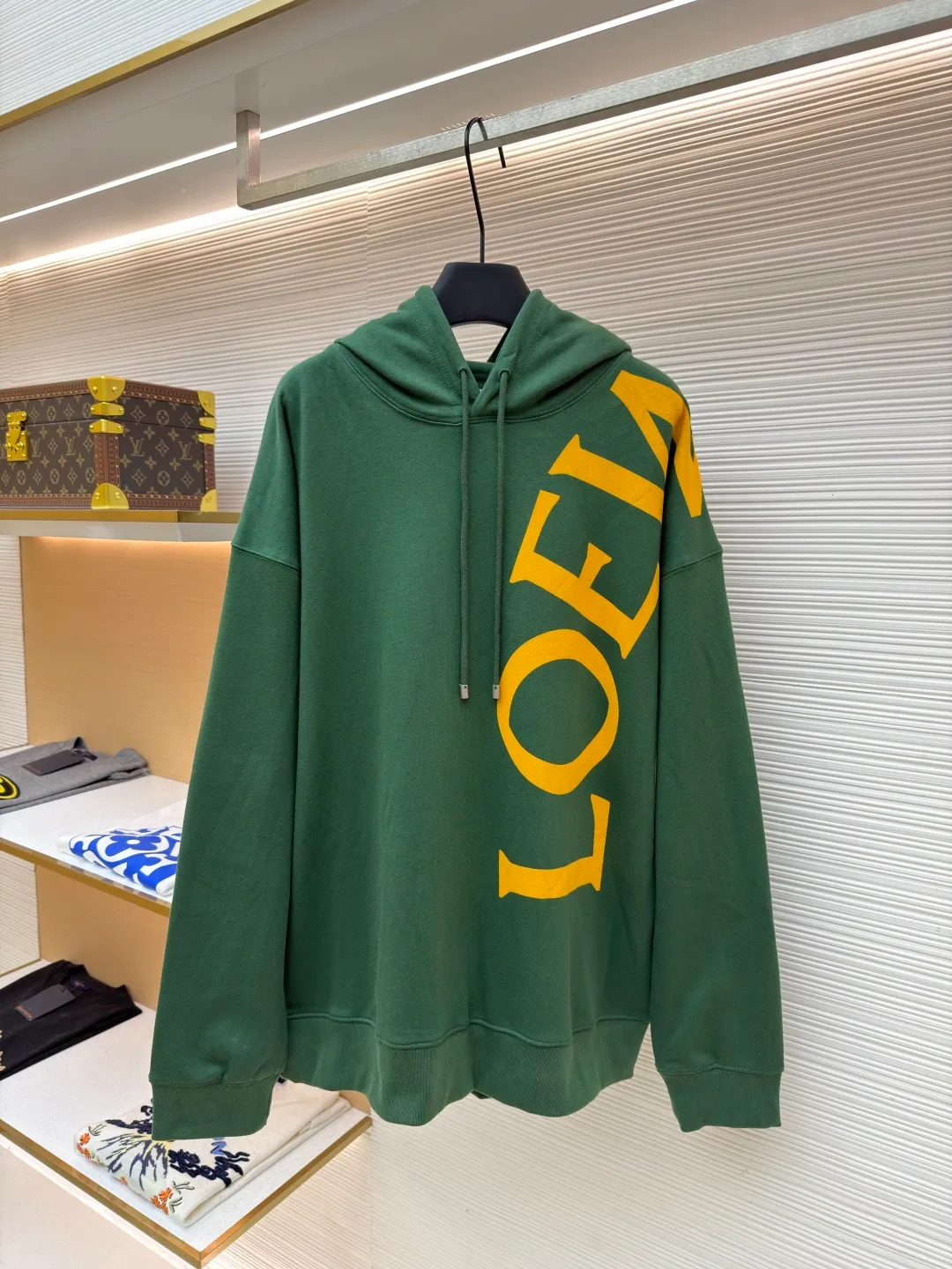 Loewe printed hooded sweatshirt ●Item No.: 1682305-B00 ●Fabric: 100% cotton ●Technology: Printed production ●Color: Green ●Version: Fitted version ●Weight: about 860 grams ●Size: S-M-L-XL ●Description: Customized high-count 100% cotton sweatshirt base fabric, as delicate as silk, comfortable and close to the skin, with deep black as the main tone, containing mystery and elegance The eye-catching white LOEWE print on the side is embellished. It declares the nobility of the brand with a bold design. It instantly becomes the focus of the visual and shows the luxurious style. Imported pulp discharge printing is printed on the dyed fabric with a discharge agent to destroy the dye to form a pattern. The printing process prints colorful patterns while discharge. The lines are clear and the pattern is fine. The color fastness is strong, and the fabric has been washed. It has a better hand feel. It is not easy to deform, not easy to shrink, not easy to fade, and maintains long-term beauty. The overall wiring is straight and delicate, the fabric is comfortable and soft, and the color is consistent without color difference. It can be matched with the same style to create a fashionable look and control various occasions. Customized accessories, complete with three standards, same style for men and women!