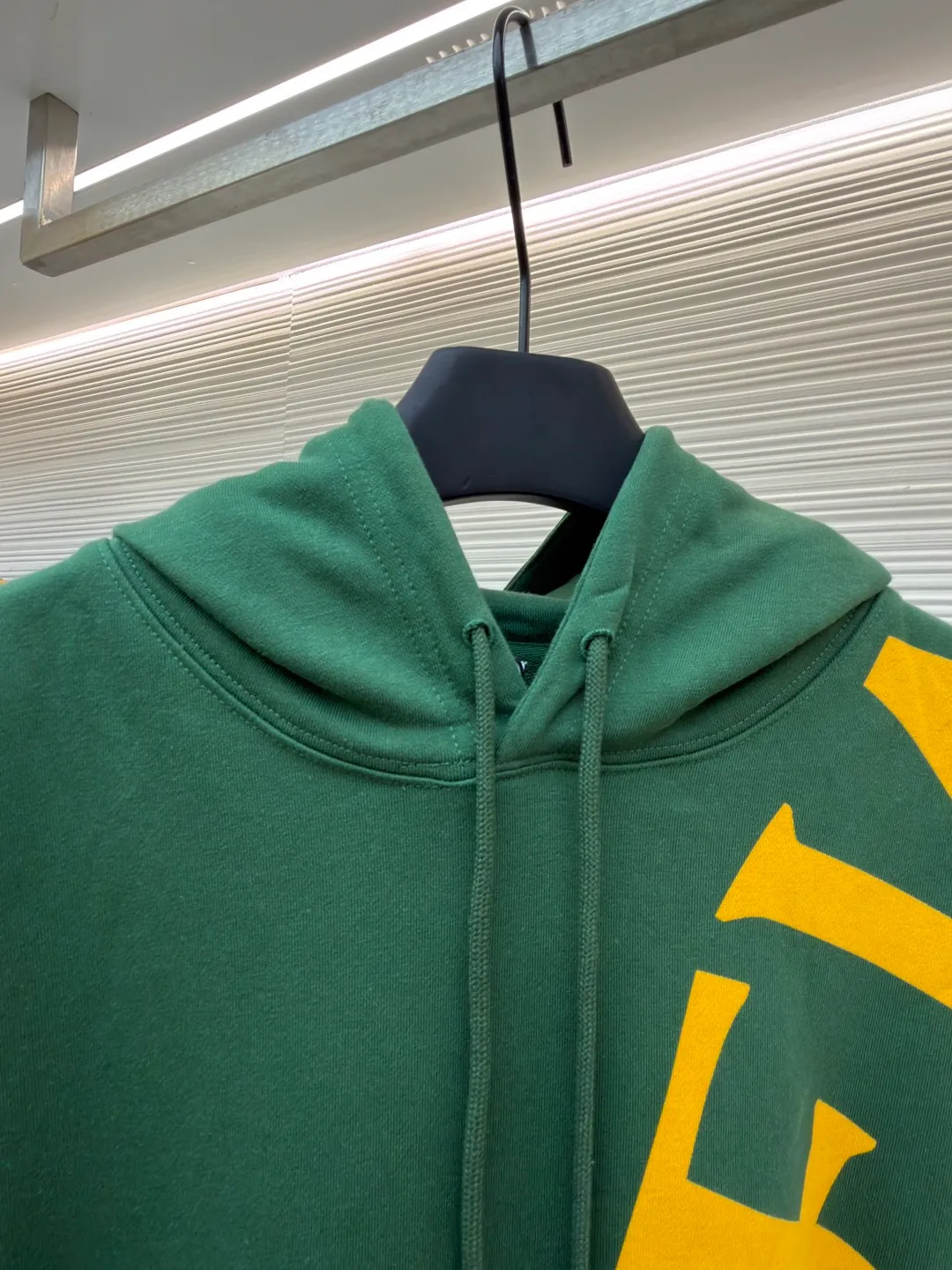 Loewe printed hooded sweatshirt ●Item No.: 1682305-B00 ●Fabric: 100% cotton ●Technology: Printed production ●Color: Green ●Version: Fitted version ●Weight: about 860 grams ●Size: S-M-L-XL ●Description: Customized high-count 100% cotton sweatshirt base fabric, as delicate as silk, comfortable and close to the skin, with deep black as the main tone, containing mystery and elegance The eye-catching white LOEWE print on the side is embellished. It declares the nobility of the brand with a bold design. It instantly becomes the focus of the visual and shows the luxurious style. Imported pulp discharge printing is printed on the dyed fabric with a discharge agent to destroy the dye to form a pattern. The printing process prints colorful patterns while discharge. The lines are clear and the pattern is fine. The color fastness is strong, and the fabric has been washed. It has a better hand feel. It is not easy to deform, not easy to shrink, not easy to fade, and maintains long-term beauty. The overall wiring is straight and delicate, the fabric is comfortable and soft, and the color is consistent without color difference. It can be matched with the same style to create a fashionable look and control various occasions. Customized accessories, complete with three standards, same style for men and women!
