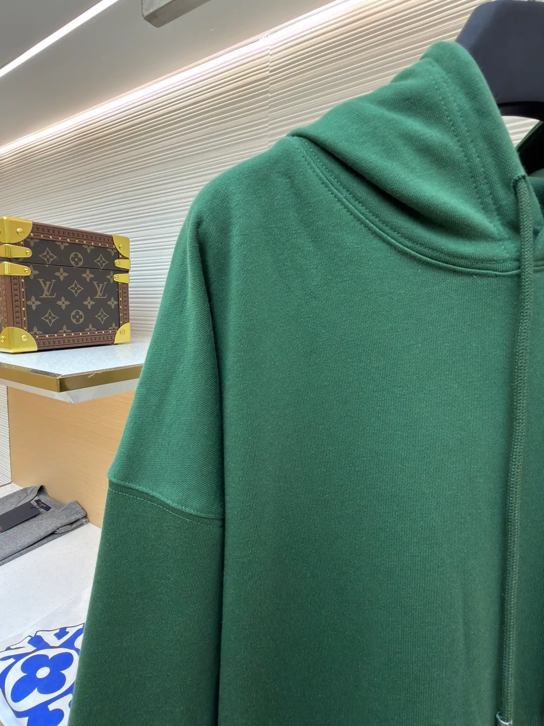 Loewe printed hooded sweatshirt ●Item No.: 1682305-B00 ●Fabric: 100% cotton ●Technology: Printed production ●Color: Green ●Version: Fitted version ●Weight: about 860 grams ●Size: S-M-L-XL ●Description: Customized high-count 100% cotton sweatshirt base fabric, as delicate as silk, comfortable and close to the skin, with deep black as the main tone, containing mystery and elegance The eye-catching white LOEWE print on the side is embellished. It declares the nobility of the brand with a bold design. It instantly becomes the focus of the visual and shows the luxurious style. Imported pulp discharge printing is printed on the dyed fabric with a discharge agent to destroy the dye to form a pattern. The printing process prints colorful patterns while discharge. The lines are clear and the pattern is fine. The color fastness is strong, and the fabric has been washed. It has a better hand feel. It is not easy to deform, not easy to shrink, not easy to fade, and maintains long-term beauty. The overall wiring is straight and delicate, the fabric is comfortable and soft, and the color is consistent without color difference. It can be matched with the same style to create a fashionable look and control various occasions. Customized accessories, complete with three standards, same style for men and women!