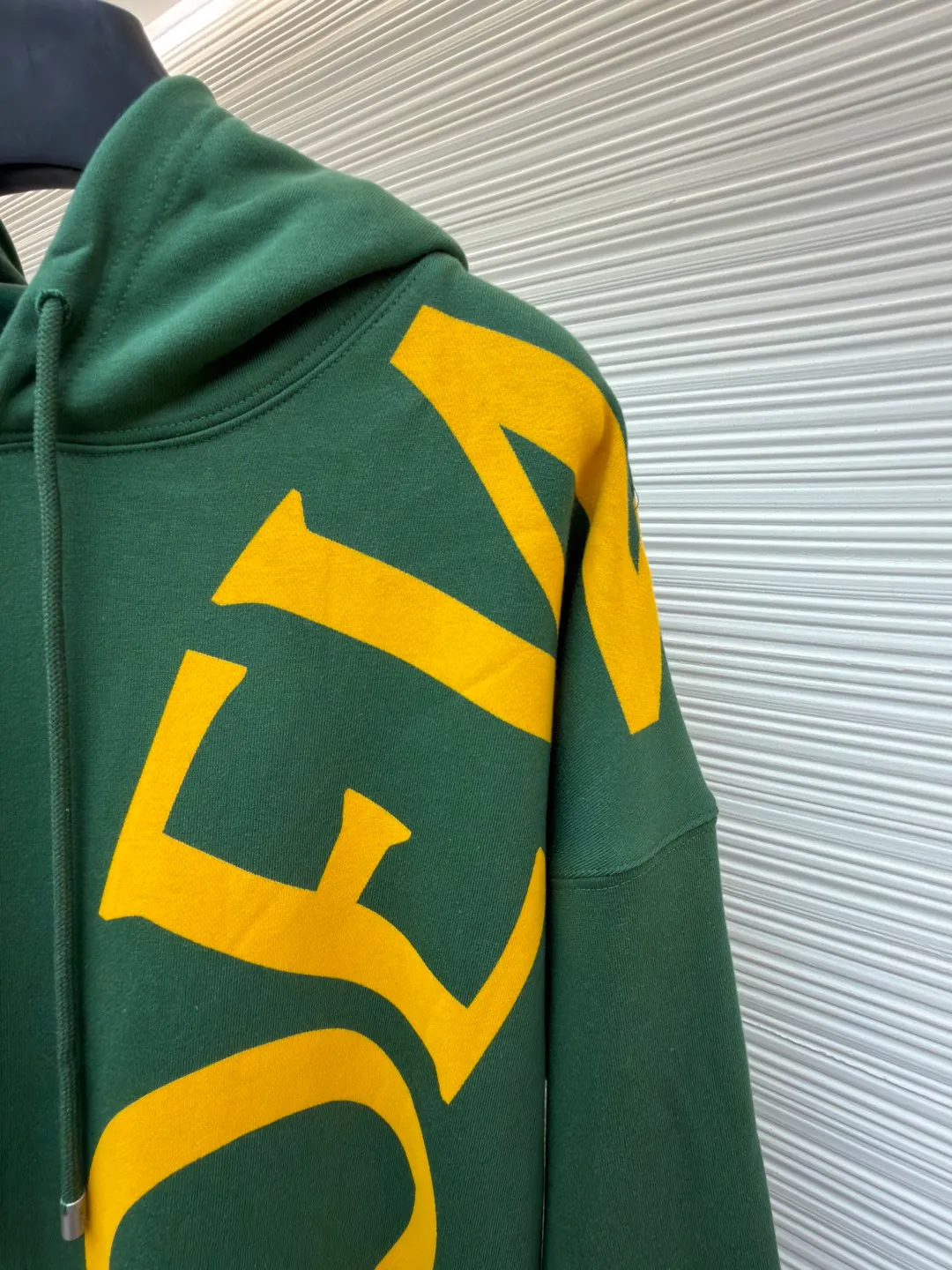 Loewe printed hooded sweatshirt ●Item No.: 1682305-B00 ●Fabric: 100% cotton ●Technology: Printed production ●Color: Green ●Version: Fitted version ●Weight: about 860 grams ●Size: S-M-L-XL ●Description: Customized high-count 100% cotton sweatshirt base fabric, as delicate as silk, comfortable and close to the skin, with deep black as the main tone, containing mystery and elegance The eye-catching white LOEWE print on the side is embellished. It declares the nobility of the brand with a bold design. It instantly becomes the focus of the visual and shows the luxurious style. Imported pulp discharge printing is printed on the dyed fabric with a discharge agent to destroy the dye to form a pattern. The printing process prints colorful patterns while discharge. The lines are clear and the pattern is fine. The color fastness is strong, and the fabric has been washed. It has a better hand feel. It is not easy to deform, not easy to shrink, not easy to fade, and maintains long-term beauty. The overall wiring is straight and delicate, the fabric is comfortable and soft, and the color is consistent without color difference. It can be matched with the same style to create a fashionable look and control various occasions. Customized accessories, complete with three standards, same style for men and women!