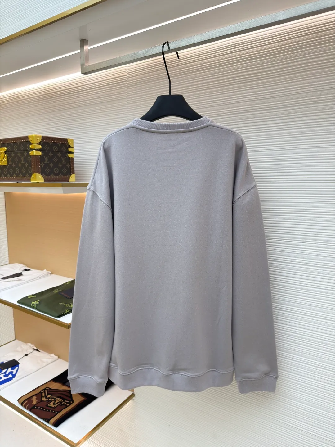 Loewe zigzag thread appliqué round neck sweatshirt ●Original version: Purchased and developed by 3621 ●Item number: 1680966-A90 ●Fabric: Fleece fabric ●Technology: Laser cutting appliqué production ●Version: Fitted version ●Weight: about 580g ●Size: 2*2 thread, 470g. The fish scale bottom fabric forms a fish scale pattern through a specific weaving process, and the plates are arranged and interwoven according to the warp and weft patterns and shapes to ensure clear texture and excellent texture. The fabric has been carefully produced and processed, and has good durability, lightness, softness, and good breathability. The edge-strengthened branches of the appliqué embroidery add a rough industrial look by imitating zigzag-shaped stitches. The appliqué stitches are in the form of trapezoidal zigzags, resembling interlaced canine teeth; emphasizing high stitch density and sharp turns, like saw blade cutting marks. Trim the seam allowance and cut off excess fabric along the dogtooth stitches to retain the jagged three-dimensional effect. After the garment is made, it is made through frying process. The garment is dyed, washed and aged using new environmentally friendly technology. Fabrics are dyed using a stone grinding method, and the garments are continuously immersed in dye and tumbled. After frying the sand, the fabric fades slightly, changing the color of the original fabric to show a nostalgic color with different shades of light and dark. The neckline adopts a structural feature formed by a V-shaped rib weaving method, which visually has a unique sense of line and extensibility. The rib structure itself has good elasticity and stretchability; inserts are added to the shoulder seams to increase the service life. The neckline, hem, and cuffs are all spliced ​​with double-needle threading. The body and sleeves are structurally split and quilted. The fabric material has high ductility and no sense of restraint. The overall wiring is straight and delicate, the fabric is comfortable and soft, and the color is consistent without color difference. It can be matched with the same style to create a fashionable look and control various occasions. Customized accessories, complete with three standards, same style for men and women!