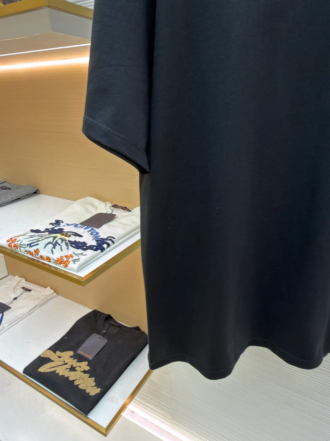 Loewe Patch Pocket Round Neck Short Sleeve ●Original version: Purchased and developed by 3621 ●Item number: 1681853-A00 ●Material: combed cotton fabric ●Technology: embroidery production ●Color: black ●Version: fitted version ●Weight: about 265 grams ●Size: XS-S-M-L ●Description: Made of 15S fine cotton plain fabric, 230g; with 32S double yarn thread, 300g. Plain weave fabric made from combed cotton fibers has a more orderly arrangement and higher density than ordinary cotton, so it has better texture and luster. 15S fine cotton plain fabric is a high-quality cotton fabric with the characteristics of softness, comfort, good breathability, and good durability. Matching the specific color and thick thread material, single-needle lock embroidery is mainly used, and the stitches of this embroidery are fine. The craftsmanship is exquisite. The edge of the pattern not only makes the embroidery appear smooth, but also the stitches are arranged neatly and evenly, without exposing the ground or overlapping. The embroidery uses thick lines to outline the letter pattern, and the thick lines create a more three-dimensional texture. Thick thread embroidery has the rough feel of hand embroidery, and the overall effect is three-dimensional and the texture is delicate, creating a dual texture in terms of look and feel. The overall wiring is straight and delicate, the fabric is comfortable and soft, and the color is consistent without color difference. It can be matched with the same style to create a fashionable look and control various occasions. Customized accessories, complete with three standards, same style for men and women!