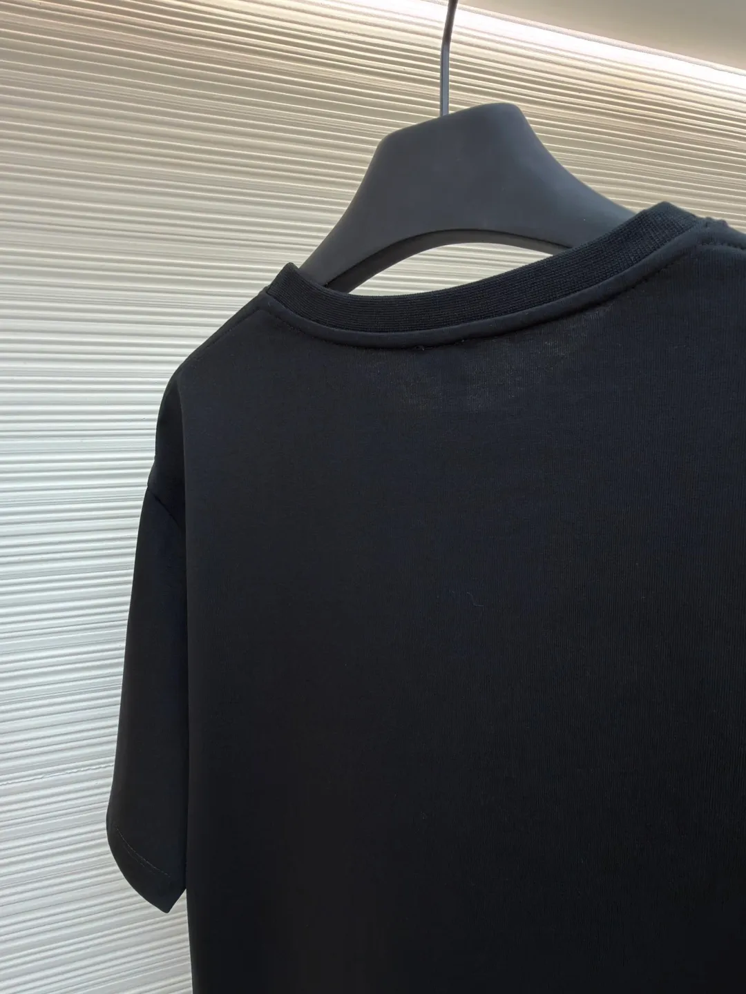 Loewe Patch Pocket Round Neck Short Sleeve ●Original version: Purchased and developed by 3621 ●Item number: 1681853-A00 ●Material: combed cotton fabric ●Technology: embroidery production ●Color: black ●Version: fitted version ●Weight: about 265 grams ●Size: XS-S-M-L ●Description: Made of 15S fine cotton plain fabric, 230g; with 32S double yarn thread, 300g. Plain weave fabric made from combed cotton fibers has a more orderly arrangement and higher density than ordinary cotton, so it has better texture and luster. 15S fine cotton plain fabric is a high-quality cotton fabric with the characteristics of softness, comfort, good breathability, and good durability. Matching the specific color and thick thread material, single-needle lock embroidery is mainly used, and the stitches of this embroidery are fine. The craftsmanship is exquisite. The edge of the pattern not only makes the embroidery appear smooth, but also the stitches are arranged neatly and evenly, without exposing the ground or overlapping. The embroidery uses thick lines to outline the letter pattern, and the thick lines create a more three-dimensional texture. Thick thread embroidery has the rough feel of hand embroidery, and the overall effect is three-dimensional and the texture is delicate, creating a dual texture in terms of look and feel. The overall wiring is straight and delicate, the fabric is comfortable and soft, and the color is consistent without color difference. It can be matched with the same style to create a fashionable look and control various occasions. Customized accessories, complete with three standards, same style for men and women!