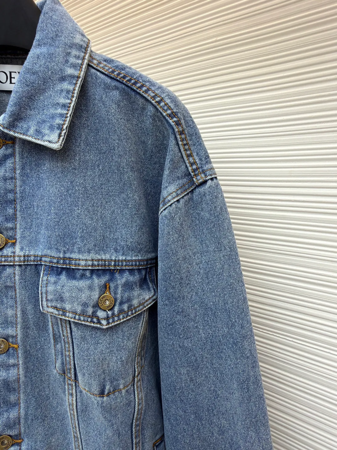 Loewe Anagram denim denim jacket ●Authentic product: Purchased and developed for 11900 ●Item number: 1680408-B40 ●Material: denim denim fabric ●Technology: laser cutting ●Version: Fitted version ●Weight: about 1325 grams ●Size: 46-48-50-52 ●Description: Customized dense-core condensed yarn material, comfortable and close to the skin, full of texture, Elbows decorated with Anagram hollow design The chest button flap welt pockets are sublimated. The classic LOEWE leather label logo is embellished on the back. The visual recognition is full. A statement of personality and taste. The collision of classics and innovation. The versatile charm of denim jackets. Denim elements. It is also synonymous with casual and uninhibited. It is laser cut. The elbows are manually disassembled and laid flat for laser positioning and cutting of the Anagram pattern. Then the internal patching is done by hand and finally manually sewn on. Expensive labor cost and high loss. Low daily output. Use imported special machine for infrared positioning "Loewe" The "leather label" position is more precise and firm. The overall wiring is straight and delicate, the fabric is comfortable and soft, and the color is consistent without color difference. It can be matched with the same style to create a fashionable look and control various occasions. Customized accessories, complete with three standards, same style for men and women!