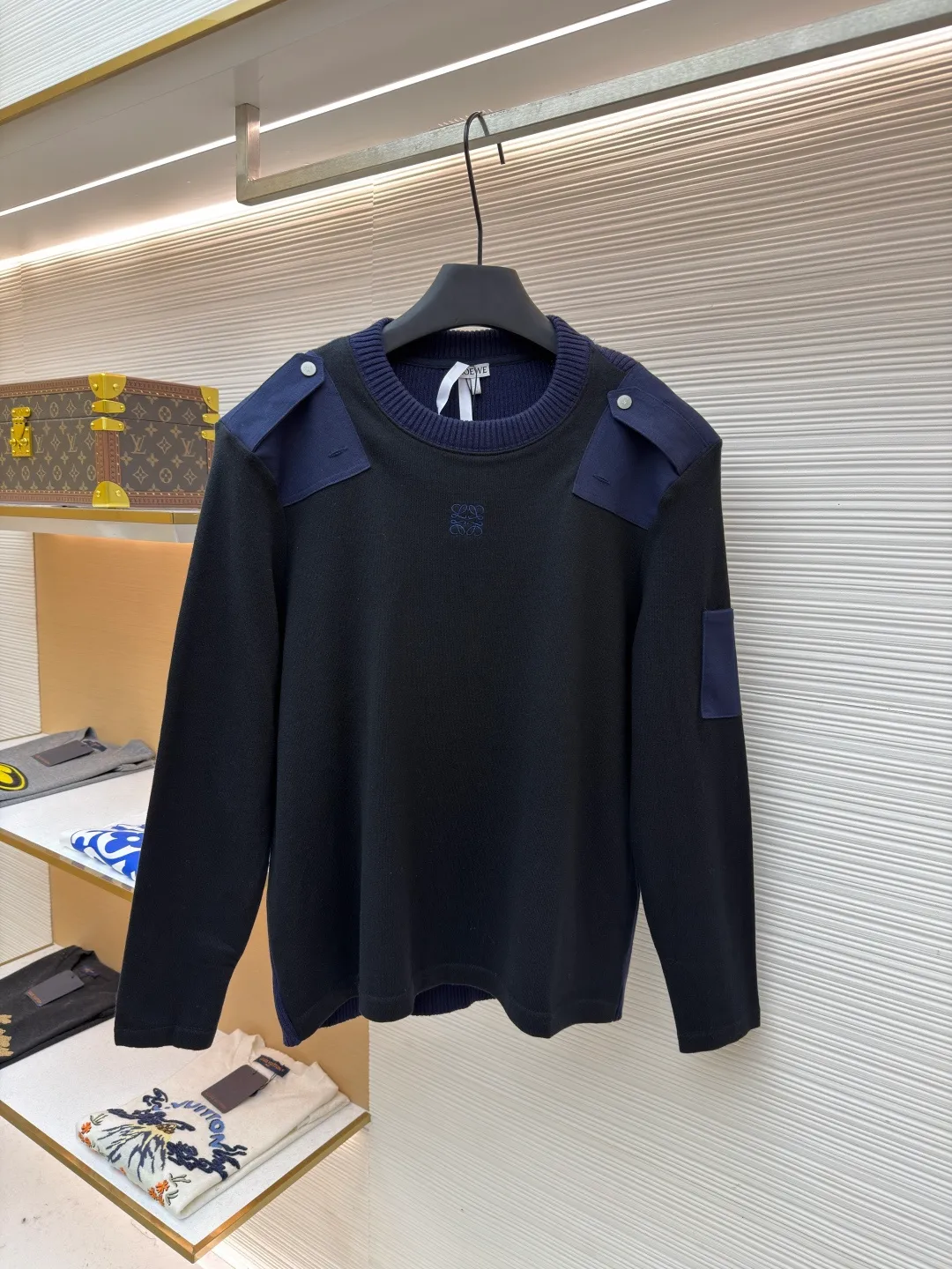 Loewe cotton blended long-sleeved sweater ●Original version: Purchased and developed for 8800 ●Item number: 1682326-B05 ●Fabric: 100% cotton ●Technology: knitted ●Color: black ●Version: fitted version ●Weight: about 525 grams ●Size: S-M-L-XL ●Description: This LOEWE cotton blended color-blocked long-sleeved sweater is made of high-quality cotton blended fabric as the base. It has been treated with a professional wool fermentation washing process to give the fabric a soft and delicate touch. It also improves the wrinkle resistance and breathability of the fabric, making it less likely to deform after long-term wear. The color-blocking design of the body is made of matte navy blue fabric, which contrasts with the black main body. The panels on the shoulders and sleeves add workwear-style details. The brand's iconic elements are presented using imported embroidery techniques. The stitches are fine and smooth, and the patterns are three-dimensional and clear, accurately restoring the brand's classic aesthetics. The entire garment is cut to fit ergonomics. The size of each part has been adjusted repeatedly, and it is normal for there to be an error of 1-3CM due to manual measurement. It is recommended that the garment be hand washed to preserve the integrity of the fabric and workmanship. The overall wiring is straight and delicate, the fabric is comfortable and soft, and the color is consistent without color difference. It can be matched with the same style to create a fashionable look and control various occasions. Customized accessories, complete with three standards, same style for men and women!