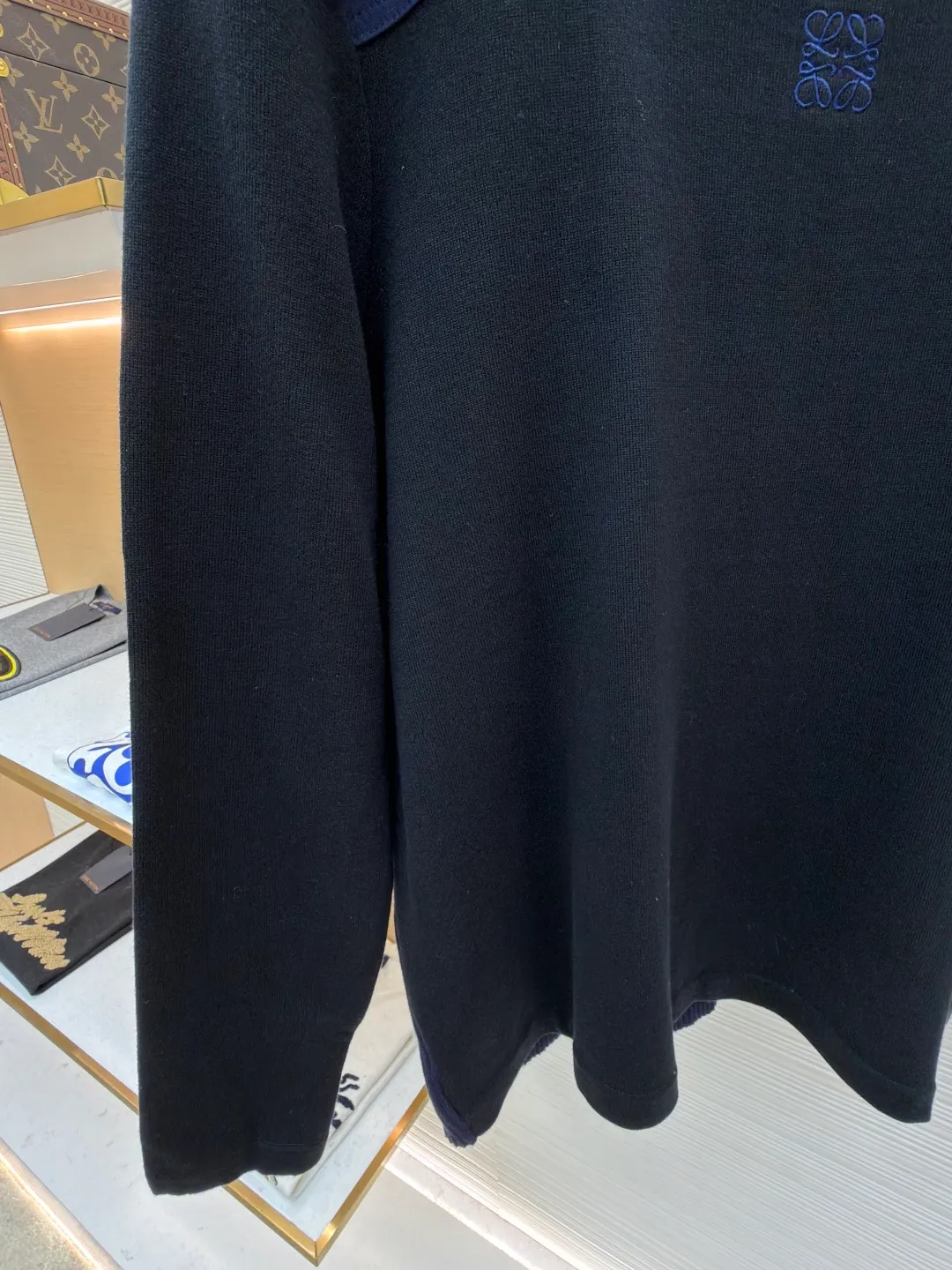 Loewe cotton blended long-sleeved sweater ●Original version: Purchased and developed for 8800 ●Item number: 1682326-B05 ●Fabric: 100% cotton ●Technology: knitted ●Color: black ●Version: fitted version ●Weight: about 525 grams ●Size: S-M-L-XL ●Description: This LOEWE cotton blended color-blocked long-sleeved sweater is made of high-quality cotton blended fabric as the base. It has been treated with a professional wool fermentation washing process to give the fabric a soft and delicate touch. It also improves the wrinkle resistance and breathability of the fabric, making it less likely to deform after long-term wear. The color-blocking design of the body is made of matte navy blue fabric, which contrasts with the black main body. The panels on the shoulders and sleeves add workwear-style details. The brand's iconic elements are presented using imported embroidery techniques. The stitches are fine and smooth, and the patterns are three-dimensional and clear, accurately restoring the brand's classic aesthetics. The entire garment is cut to fit ergonomics. The size of each part has been adjusted repeatedly, and it is normal for there to be an error of 1-3CM due to manual measurement. It is recommended that the garment be hand washed to preserve the integrity of the fabric and workmanship. The overall wiring is straight and delicate, the fabric is comfortable and soft, and the color is consistent without color difference. It can be matched with the same style to create a fashionable look and control various occasions. Customized accessories, complete with three standards, same style for men and women!