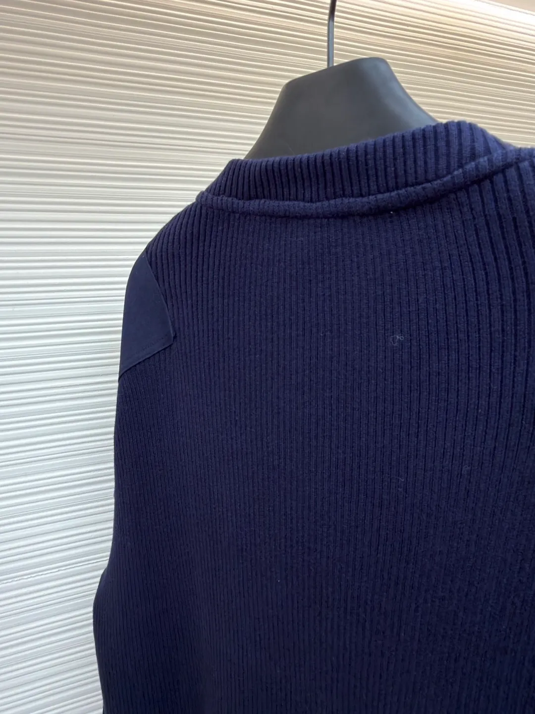Loewe cotton blended long-sleeved sweater ●Original version: Purchased and developed for 8800 ●Item number: 1682326-B05 ●Fabric: 100% cotton ●Technology: knitted ●Color: black ●Version: fitted version ●Weight: about 525 grams ●Size: S-M-L-XL ●Description: This LOEWE cotton blended color-blocked long-sleeved sweater is made of high-quality cotton blended fabric as the base. It has been treated with a professional wool fermentation washing process to give the fabric a soft and delicate touch. It also improves the wrinkle resistance and breathability of the fabric, making it less likely to deform after long-term wear. The color-blocking design of the body is made of matte navy blue fabric, which contrasts with the black main body. The panels on the shoulders and sleeves add workwear-style details. The brand's iconic elements are presented using imported embroidery techniques. The stitches are fine and smooth, and the patterns are three-dimensional and clear, accurately restoring the brand's classic aesthetics. The entire garment is cut to fit ergonomics. The size of each part has been adjusted repeatedly, and it is normal for there to be an error of 1-3CM due to manual measurement. It is recommended that the garment be hand washed to preserve the integrity of the fabric and workmanship. The overall wiring is straight and delicate, the fabric is comfortable and soft, and the color is consistent without color difference. It can be matched with the same style to create a fashionable look and control various occasions. Customized accessories, complete with three standards, same style for men and women!