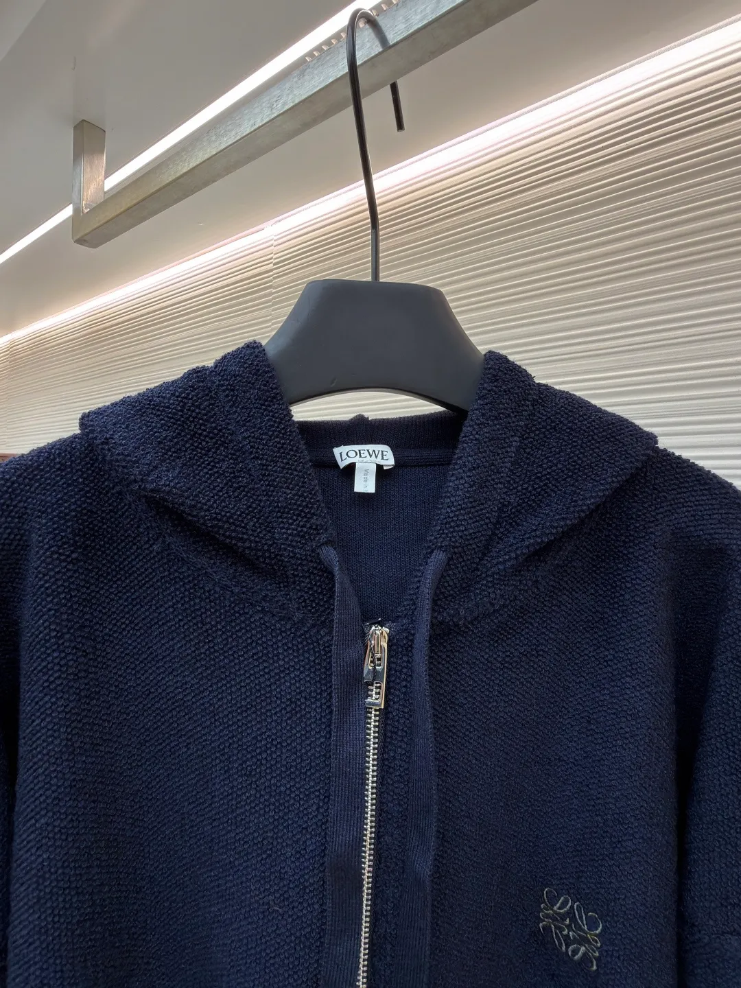 Loewe embroidered hooded zipper cardigan ●Original version: Purchased and developed by 10204 ●Item number: 1682195-B70 ●Material: wool blended fabric ●Technology: embroidery production ●Color: navy ●Version: Loose fit ●Weight: about 950 grams ●Size: S-M-L-XL ●Description: Selected high-quality wool as the main body, with unique terry cloth stitching technology, is a highlight of this sweatshirt. This stitching method not only gives the sweatshirt a unique texture and texture, but also demonstrates our stringent quality requirements in every detail. Every seam is tight and even, like a carefully carved work of art, which not only enhances the durability of the clothing, but also adds a unique fashion charm. Ribbed cuffs and hem are the perfect combination of classic and practical. They fit the body well, prevent cold wind from getting in, and provide excellent warmth. At the same time, the elastic properties of the ribs also ensure the comfort of wearing it and will not cause any restrictions on body movements. On the chest, the high-precision calculation system of the computer embroidery machine controls the coordinated operation of the machine head, needle bar, and thread spool. The fabric frame moves accurately in the horizontal and vertical directions to form a stitch track. The upper and lower thread tensions are adjusted to ensure that the stitches are smooth and free of floating threads, forming anagram embroidery with an error of ±0.1mm. The overall wiring is straight and delicate, the fabric is comfortable and soft, and the color is consistent without color difference. It can be matched with the same style to create a fashionable look and control various occasions. Customized accessories, complete with three standards, same style for men and women!