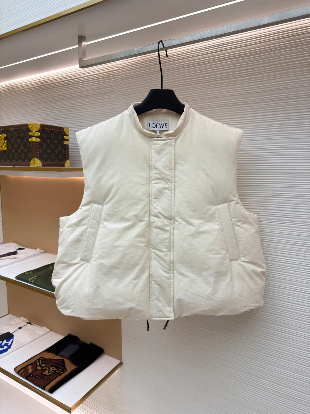 LOEWE lamb collar stitching tie decorative vest ●Original version: Purchased and developed in 20277 ●Item number: 1680964-E65 ●Fabric: Sheepskin lamb fabric ●Technology: embroidery production ●Version: Fitted version ●Weight: about 1005 grams ●Size: S-M-L ●Description: Made of Oxford fabric blended with 60% cotton and 40% nylon. Cotton fiber has a natural skin-friendly feel and good moisture absorption and breathability. The addition of nylon improves wear resistance and skeleton strength, while the high-density braid layer enhances the velvet locking effect. The lambswool lapel design effectively wraps the neck and reduces heat loss. Its texture is soft, delicate to the touch, close to the skin and non-irritating, providing a comfortable experience. The furry texture can modify facial lines, making the face look smaller and more refined. It uses 90 white duck down with a weight of 220g to ensure excellent thermal insulation performance. After strict screening and processing, the velvet is not easy to get drilled, ensuring durability. The inner and outer denim fabrics are misaligned by 1.5 cm, blocking the migration path of velvet. The anti-velvet silk thread is used through the imported No. 7 needle to achieve a chain stitch of 14 stitches/inch, resulting in tight and straight stitch spacing and a sewing effect without skipping stitches. The inner bag surface is formed into high-precision Anagram embroidery with about 6,000 stitches through the advanced computer control system and precision mechanical components of the imported embroidery machine. The overall wiring is straight and delicate, the fabric is comfortable and soft, and the color is consistent without color difference. It can be matched with the same style to create a fashionable look and control various occasions. Customized accessories, complete with three standards, same style for men and women!