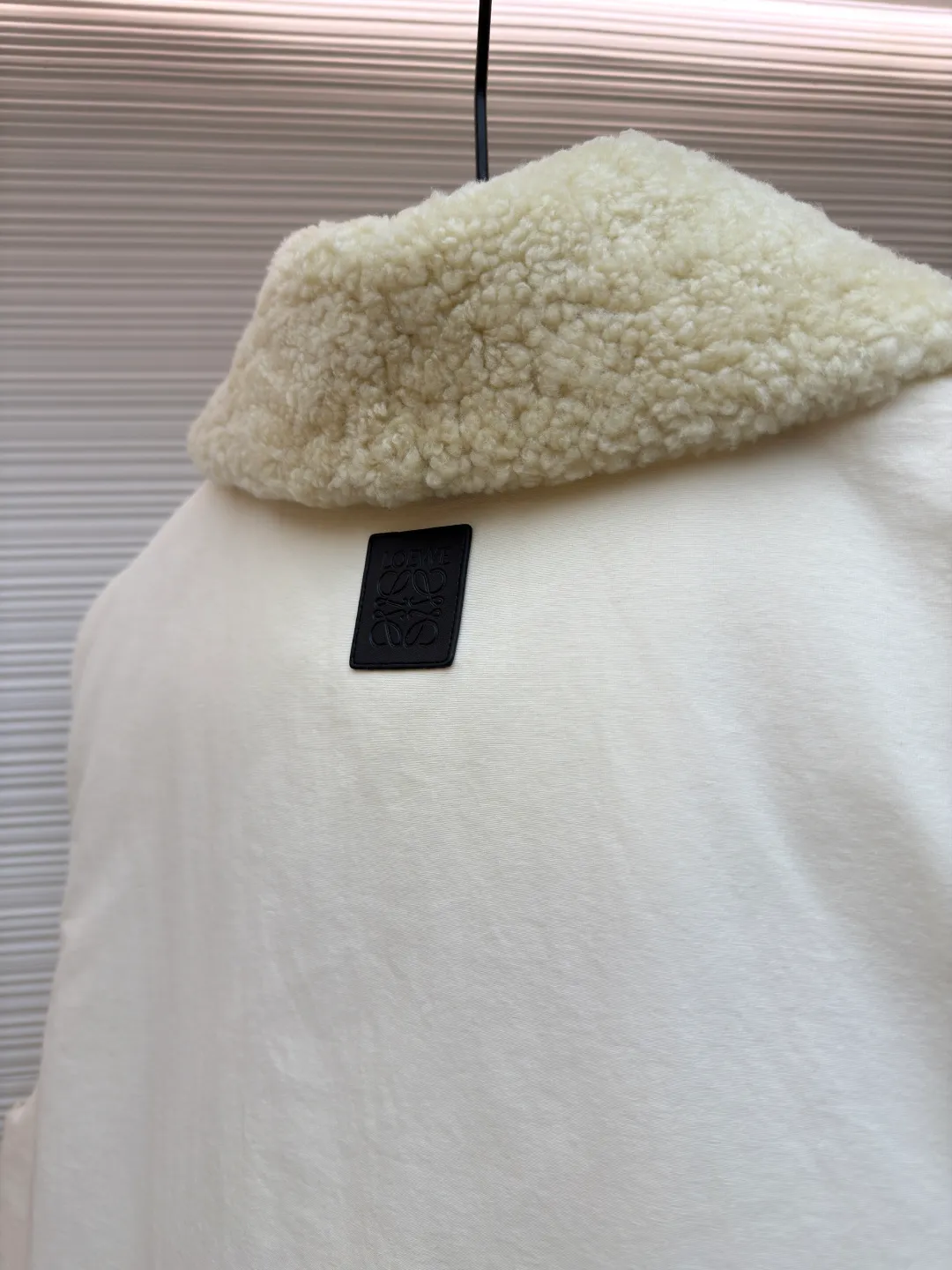 LOEWE lamb collar stitching tie decorative vest ●Original version: Purchased and developed in 20277 ●Item number: 1680964-E65 ●Fabric: Sheepskin lamb fabric ●Technology: embroidery production ●Version: Fitted version ●Weight: about 1005 grams ●Size: S-M-L ●Description: Made of Oxford fabric blended with 60% cotton and 40% nylon. Cotton fiber has a natural skin-friendly feel and good moisture absorption and breathability. The addition of nylon improves wear resistance and skeleton strength, while the high-density braid layer enhances the velvet locking effect. The lambswool lapel design effectively wraps the neck and reduces heat loss. Its texture is soft, delicate to the touch, close to the skin and non-irritating, providing a comfortable experience. The furry texture can modify facial lines, making the face look smaller and more refined. It uses 90 white duck down with a weight of 220g to ensure excellent thermal insulation performance. After strict screening and processing, the velvet is not easy to get drilled, ensuring durability. The inner and outer denim fabrics are misaligned by 1.5 cm, blocking the migration path of velvet. The anti-velvet silk thread is used through the imported No. 7 needle to achieve a chain stitch of 14 stitches/inch, resulting in tight and straight stitch spacing and a sewing effect without skipping stitches. The inner bag surface is formed into high-precision Anagram embroidery with about 6,000 stitches through the advanced computer control system and precision mechanical components of the imported embroidery machine. The overall wiring is straight and delicate, the fabric is comfortable and soft, and the color is consistent without color difference. It can be matched with the same style to create a fashionable look and control various occasions. Customized accessories, complete with three standards, same style for men and women!