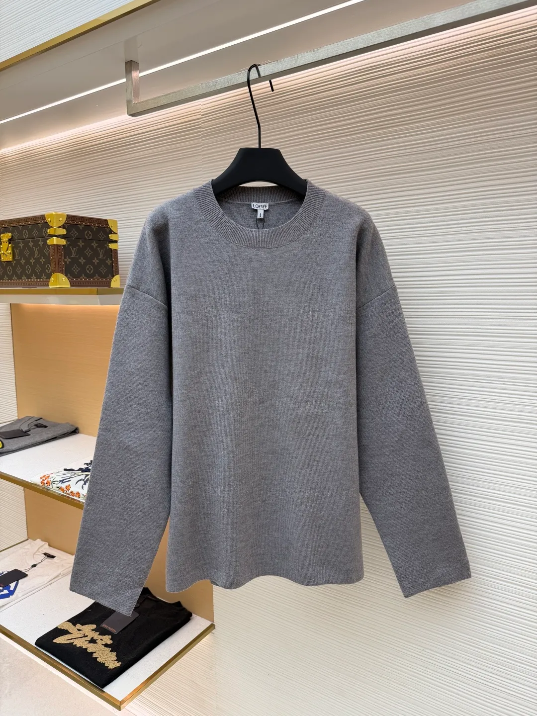 Loewe padded 3D embroidered crew neck sweater ●Original version: purchased and developed by 10958 ●Item number: 1681874-A85 ●Fabric: wool blended fabric ●Technology: 3D embroidery production ●Color: gray ●Version: fitted version ●Weight: about 555 grams ●Size: S-M-L-XL ●Description: Made of wool blended fabric, mainly 96% wool, combined with 3% nylon and 1% spandex. The main body of wool ensures the warmth and comfort of the clothing. The addition of a small amount of nylon and spandex significantly improves the elasticity and wear resistance. The ribbed decorative parts are made of 100% wool, which further enhances the texture and wearing experience. Tightly fasten the fabric and cushioning material to the frame of the embroidery machine. The embroidery machine uses sparse stitches along the pattern of the cushion layer to outline the filling area of the pattern. Then it runs the pattern of the overlay layer, using dense stitches to perfectly cover the foam cushion layer, thus forming a slightly raised Anagram embroidery, which is soft and soft to the touch. The full and thick thread layer plays a protective role and greatly improves its wear resistance. Add detergent and preliminarily rinse the bulk goods at a water temperature of about 35 degrees to remove impurities during the production process. The protease is then used to gently digest the hairiness on the surface, thereby reducing the tendency to pilling from the source, improving the feel, retaining softness, and eliminating irritation. Finally, after dehydration and drying, the dimensional and shape stability is improved. The overall wiring is straight and delicate, the fabric is comfortable and soft, and the color is consistent without color difference. It can be matched with the same style to create a fashionable look and control various occasions. Customized accessories, complete with three standards, same style for men and women!