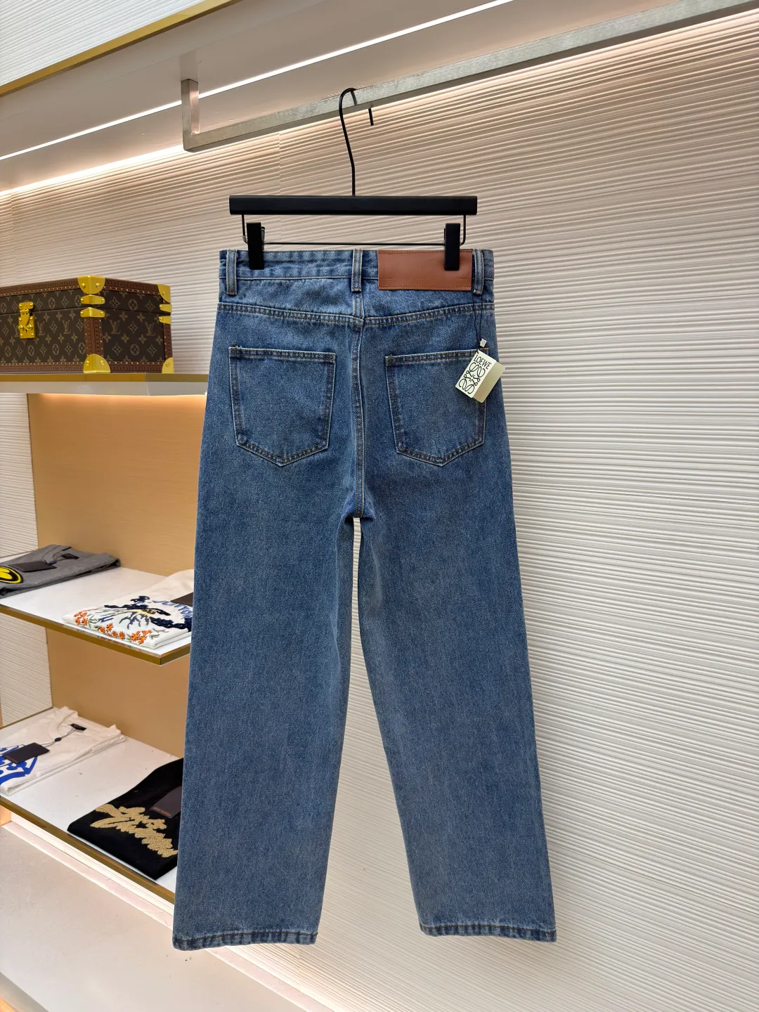 Loewe Anagram denim jeans ●Authentic product: Purchased and developed for 9900 ●Item number: 1680409-A90 ●Material: Denim denim fabric ●Technology: Laser cutting and production ●Version: fitted version ●Weight: about 990 grams ●Size: 46-48-50-52 ●Description: Customized dense core condensate material, comfortable and close to the skin, full of texture, Elbows decorated with Anagram hollow design The button-flap welt pockets on the chest are sublimated. The classic LOEWE leather logo on the back is embellished with visual recognition. It is a declaration of personality and taste. The collision of classics and innovation. The versatile charm of the denim jacket. The denim element is also synonymous with casualness. Using laser cutting, the elbows are manually disassembled, laid out flat for laser positioning and cutting the anagram pattern, and then hand-applied internally, and finally manually sewn on. The labor cost is high, the loss is high, and the daily output is low. The overall wiring is straight and delicate, the fabric is comfortable and soft, and the color is consistent without color difference. It can be matched with the same style to create a fashionable look and control various occasions. Customized accessories, complete with three standards, same style for men and women!