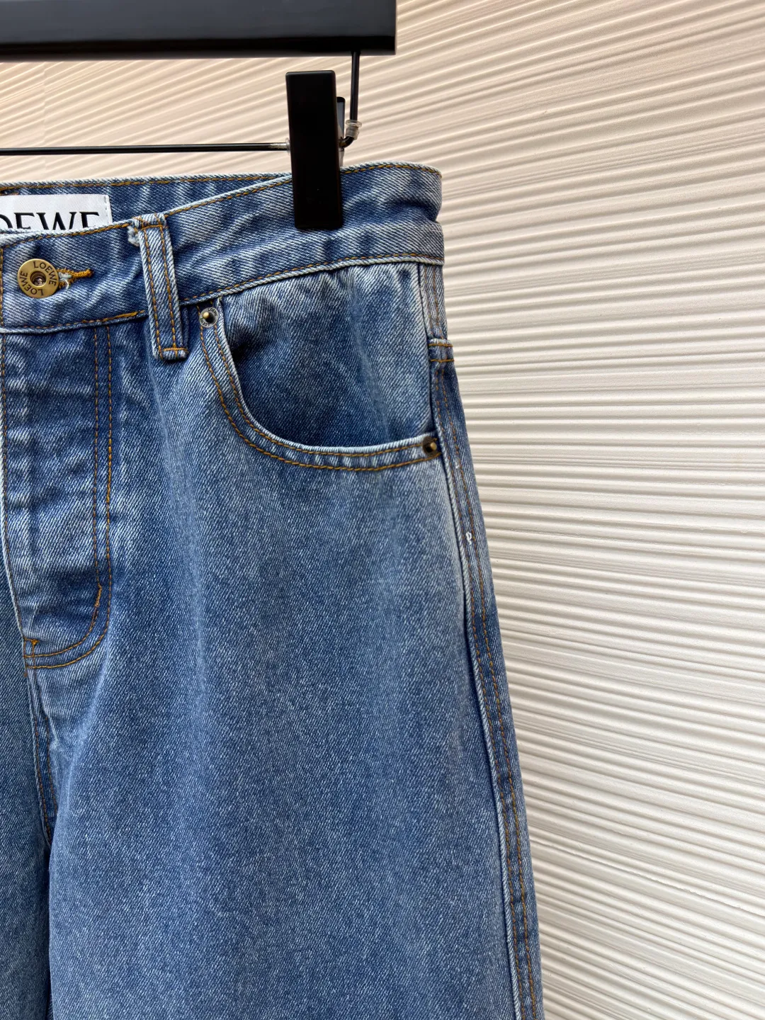 Loewe Anagram denim jeans ●Authentic product: Purchased and developed for 9900 ●Item number: 1680409-A90 ●Material: Denim denim fabric ●Technology: Laser cutting and production ●Version: fitted version ●Weight: about 990 grams ●Size: 46-48-50-52 ●Description: Customized dense core condensate material, comfortable and close to the skin, full of texture, Elbows decorated with Anagram hollow design The button-flap welt pockets on the chest are sublimated. The classic LOEWE leather logo on the back is embellished with visual recognition. It is a declaration of personality and taste. The collision of classics and innovation. The versatile charm of the denim jacket. The denim element is also synonymous with casualness. Using laser cutting, the elbows are manually disassembled, laid out flat for laser positioning and cutting the anagram pattern, and then hand-applied internally, and finally manually sewn on. The labor cost is high, the loss is high, and the daily output is low. The overall wiring is straight and delicate, the fabric is comfortable and soft, and the color is consistent without color difference. It can be matched with the same style to create a fashionable look and control various occasions. Customized accessories, complete with three standards, same style for men and women!