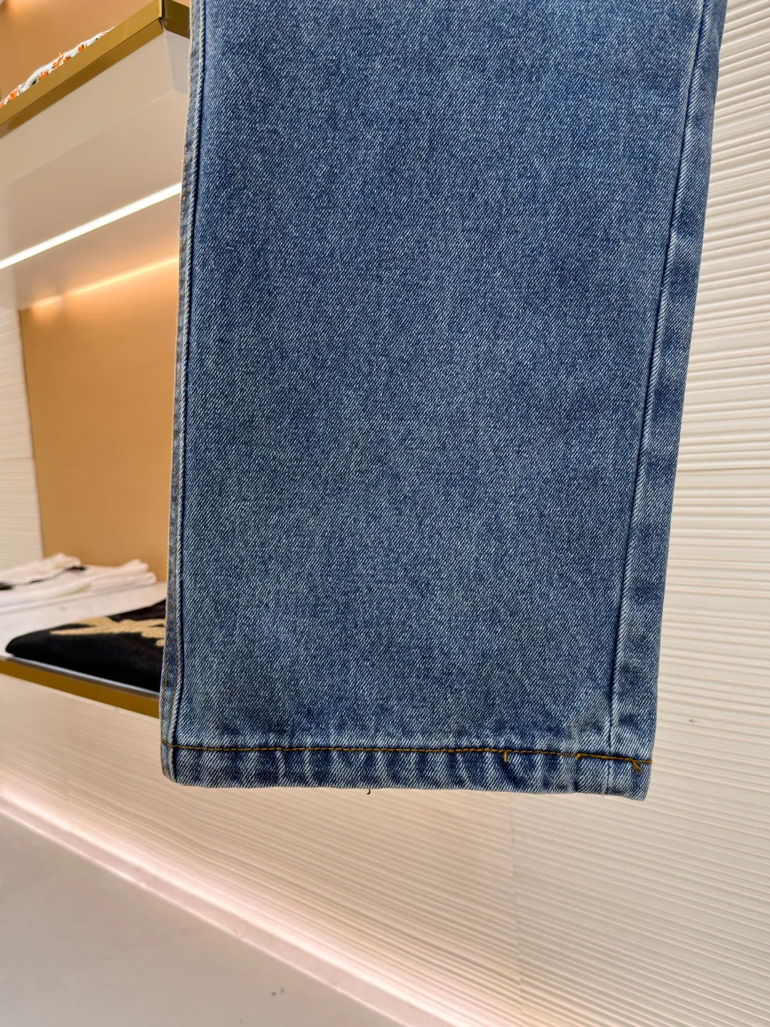 Loewe Anagram denim jeans ●Authentic product: Purchased and developed for 9900 ●Item number: 1680409-A90 ●Material: Denim denim fabric ●Technology: Laser cutting and production ●Version: fitted version ●Weight: about 990 grams ●Size: 46-48-50-52 ●Description: Customized dense core condensate material, comfortable and close to the skin, full of texture, Elbows decorated with Anagram hollow design The button-flap welt pockets on the chest are sublimated. The classic LOEWE leather logo on the back is embellished with visual recognition. It is a declaration of personality and taste. The collision of classics and innovation. The versatile charm of the denim jacket. The denim element is also synonymous with casualness. Using laser cutting, the elbows are manually disassembled, laid out flat for laser positioning and cutting the anagram pattern, and then hand-applied internally, and finally manually sewn on. The labor cost is high, the loss is high, and the daily output is low. The overall wiring is straight and delicate, the fabric is comfortable and soft, and the color is consistent without color difference. It can be matched with the same style to create a fashionable look and control various occasions. Customized accessories, complete with three standards, same style for men and women!