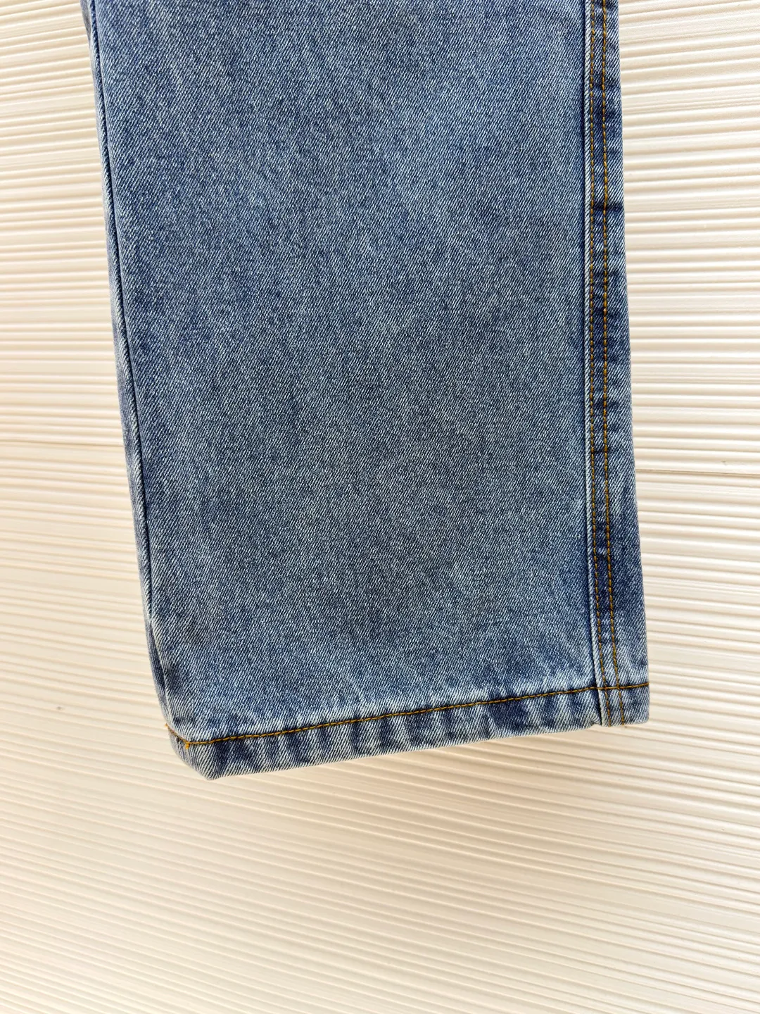 Loewe Anagram denim jeans ●Authentic product: Purchased and developed for 9900 ●Item number: 1680409-A90 ●Material: Denim denim fabric ●Technology: Laser cutting and production ●Version: fitted version ●Weight: about 990 grams ●Size: 46-48-50-52 ●Description: Customized dense core condensate material, comfortable and close to the skin, full of texture, Elbows decorated with Anagram hollow design The button-flap welt pockets on the chest are sublimated. The classic LOEWE leather logo on the back is embellished with visual recognition. It is a declaration of personality and taste. The collision of classics and innovation. The versatile charm of the denim jacket. The denim element is also synonymous with casualness. Using laser cutting, the elbows are manually disassembled, laid out flat for laser positioning and cutting the anagram pattern, and then hand-applied internally, and finally manually sewn on. The labor cost is high, the loss is high, and the daily output is low. The overall wiring is straight and delicate, the fabric is comfortable and soft, and the color is consistent without color difference. It can be matched with the same style to create a fashionable look and control various occasions. Customized accessories, complete with three standards, same style for men and women!