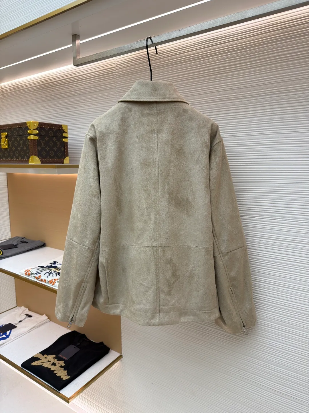 Loewe x Louis Wain joint suede pleated belted long-sleeved leather jacket ●Original version: Purchased and developed by 41830 ●Item number: 1681795-B90 ●Material: suede fabric ●Technology: shirring production ●Color: Khaki ●Version: Fitted version ●Weight: about 1105 grams ●Size: 46-48-50-52 ●Description: This short lapel jacket is made of high-quality suede fabric with a frosted surface that is smooth to the touch and has a matte premium texture. The version has a short waist design, a metal zipper on the front, and the zipper pull is decorated with the brand logo, with exquisite details. The hem adopts shirring technology and is equipped with leather adjustment buckles on both sides. The elasticity of the waistline can be freely adjusted, which is both stylish and inclusive. The shoulders and hem are spliced ​​with stitching, and the stitching is even and fine, which not only strengthens structural support but also improves wearability. The cuffs are slightly loosely cut, and the edges are overlocked. The overall craftsmanship focuses on the integration of fabric texture and pattern lines, presenting a simple yet detailed style. The overall wiring is straight and delicate, the fabric is comfortable and soft, and the color is consistent without color difference. It can be matched with the same style to create a fashionable look and control various occasions. Customized accessories, complete with three standards, same style for men and women!