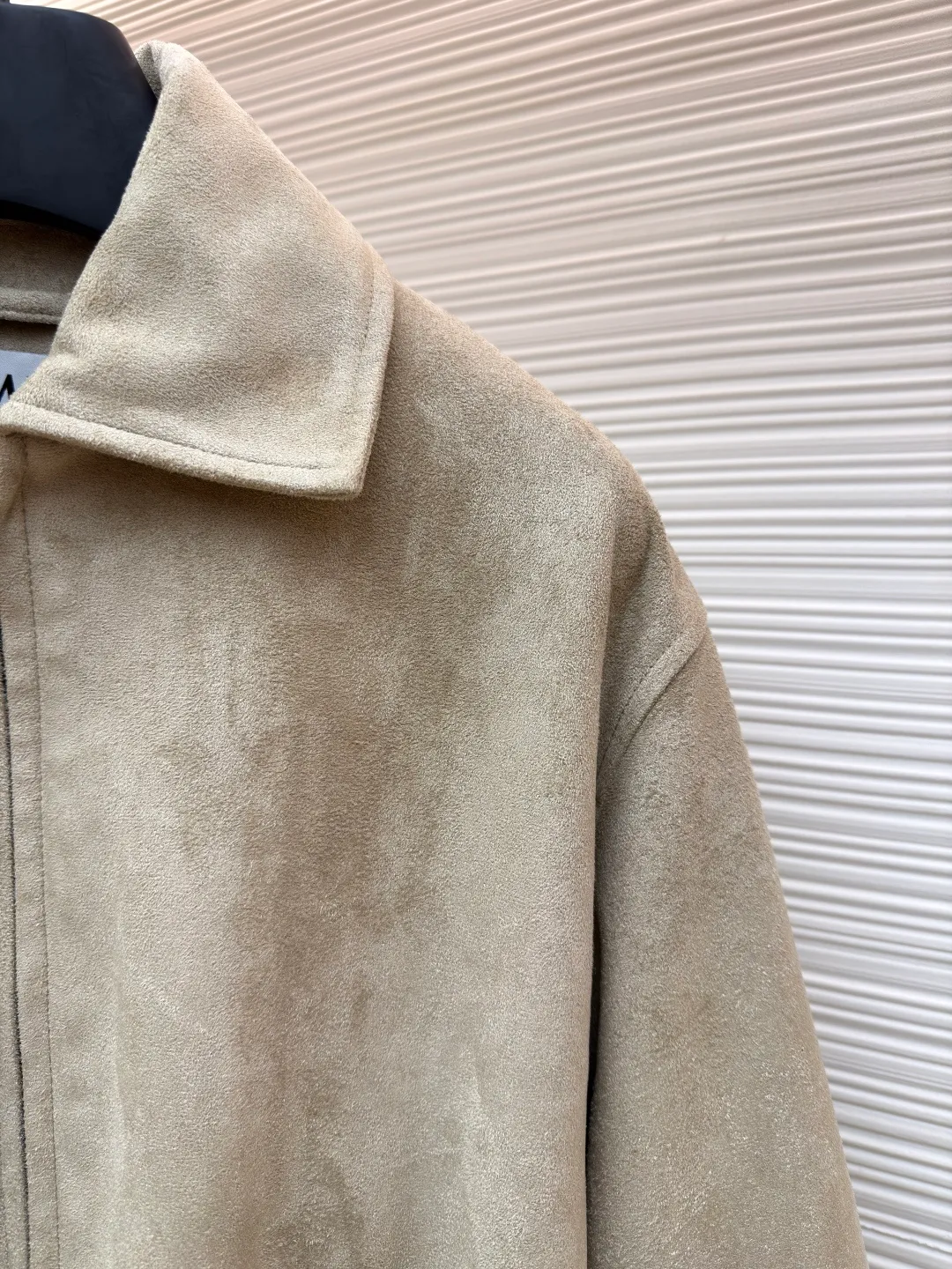 Loewe x Louis Wain joint suede pleated belted long-sleeved leather jacket ●Original version: Purchased and developed by 41830 ●Item number: 1681795-B90 ●Material: suede fabric ●Technology: shirring production ●Color: Khaki ●Version: Fitted version ●Weight: about 1105 grams ●Size: 46-48-50-52 ●Description: This short lapel jacket is made of high-quality suede fabric with a frosted surface that is smooth to the touch and has a matte premium texture. The version has a short waist design, a metal zipper on the front, and the zipper pull is decorated with the brand logo, with exquisite details. The hem adopts shirring technology and is equipped with leather adjustment buckles on both sides. The elasticity of the waistline can be freely adjusted, which is both stylish and inclusive. The shoulders and hem are spliced ​​with stitching, and the stitching is even and fine, which not only strengthens structural support but also improves wearability. The cuffs are slightly loosely cut, and the edges are overlocked. The overall craftsmanship focuses on the integration of fabric texture and pattern lines, presenting a simple yet detailed style. The overall wiring is straight and delicate, the fabric is comfortable and soft, and the color is consistent without color difference. It can be matched with the same style to create a fashionable look and control various occasions. Customized accessories, complete with three standards, same style for men and women!