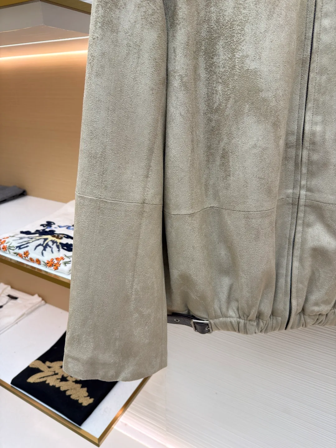 Loewe x Louis Wain joint suede pleated belted long-sleeved leather jacket ●Original version: Purchased and developed by 41830 ●Item number: 1681795-B90 ●Material: suede fabric ●Technology: shirring production ●Color: Khaki ●Version: Fitted version ●Weight: about 1105 grams ●Size: 46-48-50-52 ●Description: This short lapel jacket is made of high-quality suede fabric with a frosted surface that is smooth to the touch and has a matte premium texture. The version has a short waist design, a metal zipper on the front, and the zipper pull is decorated with the brand logo, with exquisite details. The hem adopts shirring technology and is equipped with leather adjustment buckles on both sides. The elasticity of the waistline can be freely adjusted, which is both stylish and inclusive. The shoulders and hem are spliced ​​with stitching, and the stitching is even and fine, which not only strengthens structural support but also improves wearability. The cuffs are slightly loosely cut, and the edges are overlocked. The overall craftsmanship focuses on the integration of fabric texture and pattern lines, presenting a simple yet detailed style. The overall wiring is straight and delicate, the fabric is comfortable and soft, and the color is consistent without color difference. It can be matched with the same style to create a fashionable look and control various occasions. Customized accessories, complete with three standards, same style for men and women!