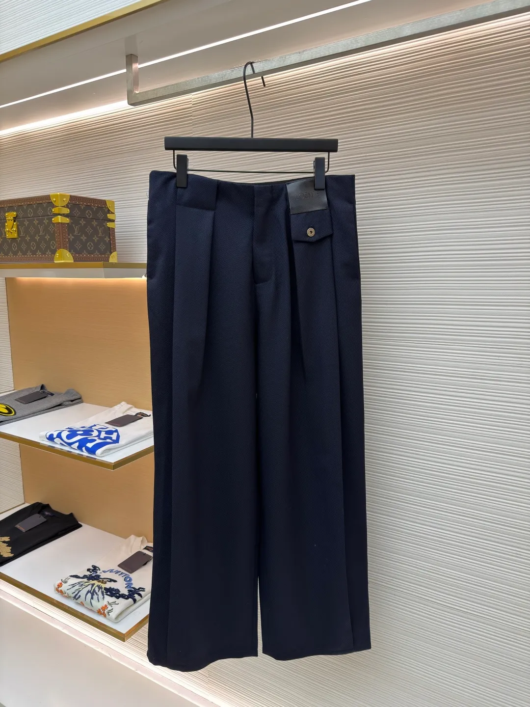 Loewe leather straight-leg wool trousers [This product can only be dry-cleaned and not washed] ●Original version: purchased and developed by 7073 ●Item number: 1682011-C95 ●Fabric: wool fabric ●Technology: embossed patch production ●Color: navy blue ●Version: fitted version ●Weight: about 535 grams ●Size: 44-46-48-50 ●Description: Fabric likely High-count fine wool yarn is used, and the weight is reduced through weight reduction textile technology; crepe refers to the surface of the fabric that has been specially treated to form a fine and uniform wrinkle texture, which not only gives it a unique matte texture, but also increases the elasticity of the fabric and reduces the wrinkle-prone characteristics of pure wool; the twill weave method makes the fabric show a clear diagonal grain, which is softer, more elastic and better resistant to wrinkles than plain weave. High-quality calfskin is laser-cut into specific shapes, then the brand logo is accurately embossed with a high-temperature mold, and finally sewn onto the front of the pants. To highlight the brand identity in the most direct and permanent way, the material collision of leather and wool highlights the extraordinary craftsmanship value and luxurious touch in a low-key manner. By sewing the buttons to the inside of the placket, the appearance is left with just a flat flap. Its function is to achieve an extremely simple and neat visual effect of the front piece, improving the overall sophistication. The buttoned coin pocket is a small security pocket on the side of the waistband; the seam pocket is an insert pocket cleverly hidden along the side seam; and the rear patch pocket is a traditional seam pocket. Together they provide a practical and beautiful storage solution. The overall wiring is straight and delicate, the fabric is comfortable and soft, and the color is consistent without color difference. It can be matched with the same style to create a fashionable look and control various occasions. Customized accessories, complete with three standards, same style for men and women!