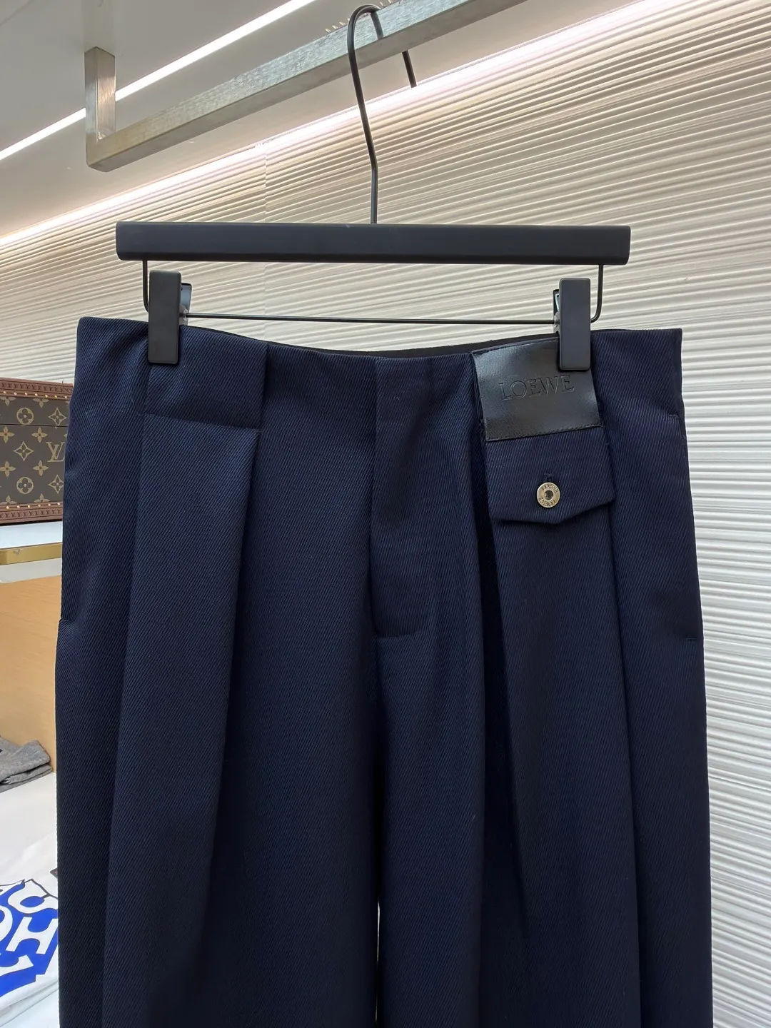 Loewe leather straight-leg wool trousers [This product can only be dry-cleaned and not washed] ●Original version: purchased and developed by 7073 ●Item number: 1682011-C95 ●Fabric: wool fabric ●Technology: embossed patch production ●Color: navy blue ●Version: fitted version ●Weight: about 535 grams ●Size: 44-46-48-50 ●Description: Fabric likely High-count fine wool yarn is used, and the weight is reduced through weight reduction textile technology; crepe refers to the surface of the fabric that has been specially treated to form a fine and uniform wrinkle texture, which not only gives it a unique matte texture, but also increases the elasticity of the fabric and reduces the wrinkle-prone characteristics of pure wool; the twill weave method makes the fabric show a clear diagonal grain, which is softer, more elastic and better resistant to wrinkles than plain weave. High-quality calfskin is laser-cut into specific shapes, then the brand logo is accurately embossed with a high-temperature mold, and finally sewn onto the front of the pants. To highlight the brand identity in the most direct and permanent way, the material collision of leather and wool highlights the extraordinary craftsmanship value and luxurious touch in a low-key manner. By sewing the buttons to the inside of the placket, the appearance is left with just a flat flap. Its function is to achieve an extremely simple and neat visual effect of the front piece, improving the overall sophistication. The buttoned coin pocket is a small security pocket on the side of the waistband; the seam pocket is an insert pocket cleverly hidden along the side seam; and the rear patch pocket is a traditional seam pocket. Together they provide a practical and beautiful storage solution. The overall wiring is straight and delicate, the fabric is comfortable and soft, and the color is consistent without color difference. It can be matched with the same style to create a fashionable look and control various occasions. Customized accessories, complete with three standards, same style for men and women!