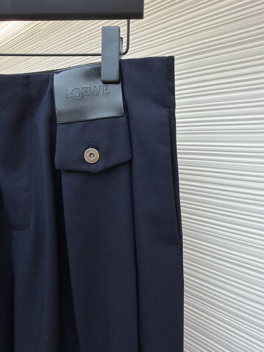 Loewe leather straight-leg wool trousers [This product can only be dry-cleaned and not washed] ●Original version: purchased and developed by 7073 ●Item number: 1682011-C95 ●Fabric: wool fabric ●Technology: embossed patch production ●Color: navy blue ●Version: fitted version ●Weight: about 535 grams ●Size: 44-46-48-50 ●Description: Fabric likely High-count fine wool yarn is used, and the weight is reduced through weight reduction textile technology; crepe refers to the surface of the fabric that has been specially treated to form a fine and uniform wrinkle texture, which not only gives it a unique matte texture, but also increases the elasticity of the fabric and reduces the wrinkle-prone characteristics of pure wool; the twill weave method makes the fabric show a clear diagonal grain, which is softer, more elastic and better resistant to wrinkles than plain weave. High-quality calfskin is laser-cut into specific shapes, then the brand logo is accurately embossed with a high-temperature mold, and finally sewn onto the front of the pants. To highlight the brand identity in the most direct and permanent way, the material collision of leather and wool highlights the extraordinary craftsmanship value and luxurious touch in a low-key manner. By sewing the buttons to the inside of the placket, the appearance is left with just a flat flap. Its function is to achieve an extremely simple and neat visual effect of the front piece, improving the overall sophistication. The buttoned coin pocket is a small security pocket on the side of the waistband; the seam pocket is an insert pocket cleverly hidden along the side seam; and the rear patch pocket is a traditional seam pocket. Together they provide a practical and beautiful storage solution. The overall wiring is straight and delicate, the fabric is comfortable and soft, and the color is consistent without color difference. It can be matched with the same style to create a fashionable look and control various occasions. Customized accessories, complete with three standards, same style for men and women!