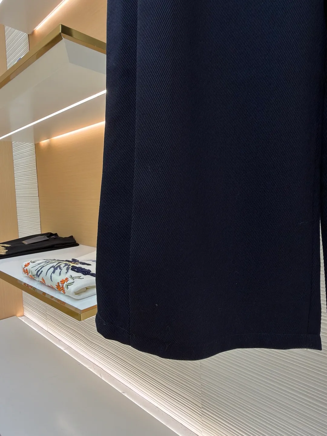Loewe leather straight-leg wool trousers [This product can only be dry-cleaned and not washed] ●Original version: purchased and developed by 7073 ●Item number: 1682011-C95 ●Fabric: wool fabric ●Technology: embossed patch production ●Color: navy blue ●Version: fitted version ●Weight: about 535 grams ●Size: 44-46-48-50 ●Description: Fabric likely High-count fine wool yarn is used, and the weight is reduced through weight reduction textile technology; crepe refers to the surface of the fabric that has been specially treated to form a fine and uniform wrinkle texture, which not only gives it a unique matte texture, but also increases the elasticity of the fabric and reduces the wrinkle-prone characteristics of pure wool; the twill weave method makes the fabric show a clear diagonal grain, which is softer, more elastic and better resistant to wrinkles than plain weave. High-quality calfskin is laser-cut into specific shapes, then the brand logo is accurately embossed with a high-temperature mold, and finally sewn onto the front of the pants. To highlight the brand identity in the most direct and permanent way, the material collision of leather and wool highlights the extraordinary craftsmanship value and luxurious touch in a low-key manner. By sewing the buttons to the inside of the placket, the appearance is left with just a flat flap. Its function is to achieve an extremely simple and neat visual effect of the front piece, improving the overall sophistication. The buttoned coin pocket is a small security pocket on the side of the waistband; the seam pocket is an insert pocket cleverly hidden along the side seam; and the rear patch pocket is a traditional seam pocket. Together they provide a practical and beautiful storage solution. The overall wiring is straight and delicate, the fabric is comfortable and soft, and the color is consistent without color difference. It can be matched with the same style to create a fashionable look and control various occasions. Customized accessories, complete with three standards, same style for men and women!