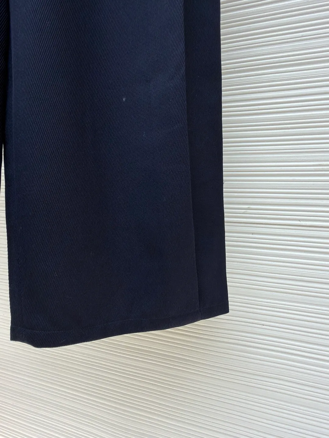 Loewe leather straight-leg wool trousers [This product can only be dry-cleaned and not washed] ●Original version: purchased and developed by 7073 ●Item number: 1682011-C95 ●Fabric: wool fabric ●Technology: embossed patch production ●Color: navy blue ●Version: fitted version ●Weight: about 535 grams ●Size: 44-46-48-50 ●Description: Fabric likely High-count fine wool yarn is used, and the weight is reduced through weight reduction textile technology; crepe refers to the surface of the fabric that has been specially treated to form a fine and uniform wrinkle texture, which not only gives it a unique matte texture, but also increases the elasticity of the fabric and reduces the wrinkle-prone characteristics of pure wool; the twill weave method makes the fabric show a clear diagonal grain, which is softer, more elastic and better resistant to wrinkles than plain weave. High-quality calfskin is laser-cut into specific shapes, then the brand logo is accurately embossed with a high-temperature mold, and finally sewn onto the front of the pants. To highlight the brand identity in the most direct and permanent way, the material collision of leather and wool highlights the extraordinary craftsmanship value and luxurious touch in a low-key manner. By sewing the buttons to the inside of the placket, the appearance is left with just a flat flap. Its function is to achieve an extremely simple and neat visual effect of the front piece, improving the overall sophistication. The buttoned coin pocket is a small security pocket on the side of the waistband; the seam pocket is an insert pocket cleverly hidden along the side seam; and the rear patch pocket is a traditional seam pocket. Together they provide a practical and beautiful storage solution. The overall wiring is straight and delicate, the fabric is comfortable and soft, and the color is consistent without color difference. It can be matched with the same style to create a fashionable look and control various occasions. Customized accessories, complete with three standards, same style for men and women!