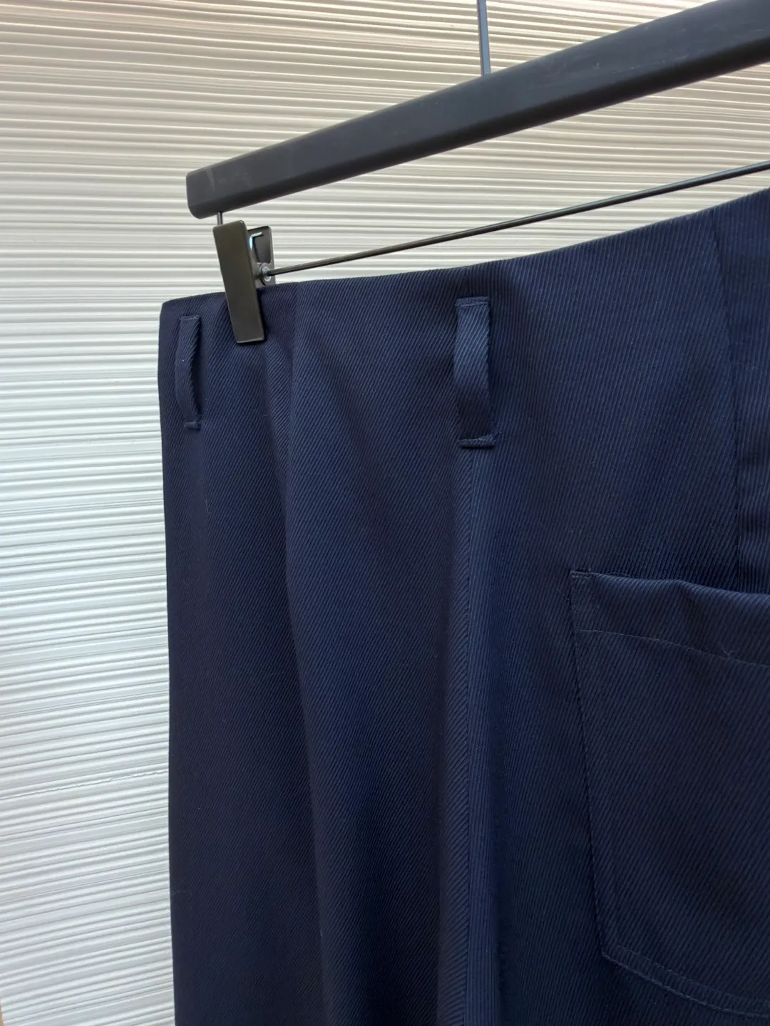 Loewe leather straight-leg wool trousers [This product can only be dry-cleaned and not washed] ●Original version: purchased and developed by 7073 ●Item number: 1682011-C95 ●Fabric: wool fabric ●Technology: embossed patch production ●Color: navy blue ●Version: fitted version ●Weight: about 535 grams ●Size: 44-46-48-50 ●Description: Fabric likely High-count fine wool yarn is used, and the weight is reduced through weight reduction textile technology; crepe refers to the surface of the fabric that has been specially treated to form a fine and uniform wrinkle texture, which not only gives it a unique matte texture, but also increases the elasticity of the fabric and reduces the wrinkle-prone characteristics of pure wool; the twill weave method makes the fabric show a clear diagonal grain, which is softer, more elastic and better resistant to wrinkles than plain weave. High-quality calfskin is laser-cut into specific shapes, then the brand logo is accurately embossed with a high-temperature mold, and finally sewn onto the front of the pants. To highlight the brand identity in the most direct and permanent way, the material collision of leather and wool highlights the extraordinary craftsmanship value and luxurious touch in a low-key manner. By sewing the buttons to the inside of the placket, the appearance is left with just a flat flap. Its function is to achieve an extremely simple and neat visual effect of the front piece, improving the overall sophistication. The buttoned coin pocket is a small security pocket on the side of the waistband; the seam pocket is an insert pocket cleverly hidden along the side seam; and the rear patch pocket is a traditional seam pocket. Together they provide a practical and beautiful storage solution. The overall wiring is straight and delicate, the fabric is comfortable and soft, and the color is consistent without color difference. It can be matched with the same style to create a fashionable look and control various occasions. Customized accessories, complete with three standards, same style for men and women!
