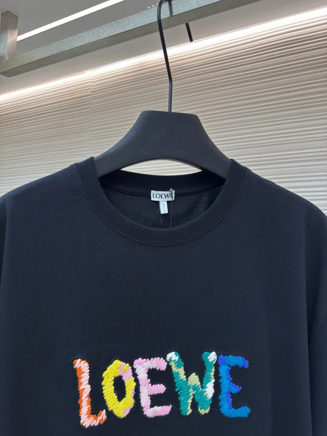 Loewe colorful woolen embroidered T-shirt ●Authentic product: Purchased and developed at 5100 ●Item number: 1680113-A10 ●Fabric: double yarn cotton plain fabric ●Technology: embroidery production ●Version: fitted version ●Weight: about 270 grams ●Size: XS-S-M-L ●Description: The fabric is made of [40s double yarn cotton plain weave, matched with 320g cross check rib, embroidered on the front with Tajima embroidery machine imported from Japan, 10-color woolen small towel embroidery method, hot melt adhesive film on the surface to increase the three-dimensionality of the embroidery, and hand-ironed cloth lining on the bottom to prevent scratching. The overall wiring is straight and delicate, the fabric is comfortable and soft, and the color is consistent without color difference. It can be matched with the same style to create a fashionable look and control various occasions. Customized accessories, complete with three standards, same style for men and women!