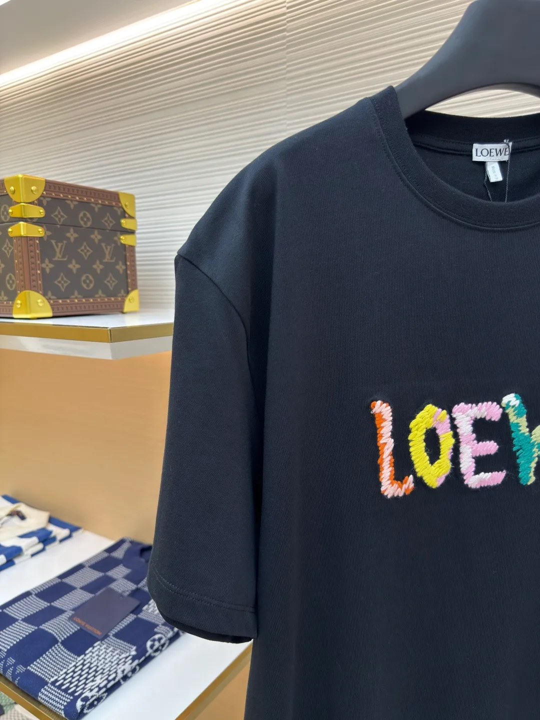 Loewe colorful woolen embroidered T-shirt ●Authentic product: Purchased and developed at 5100 ●Item number: 1680113-A10 ●Fabric: double yarn cotton plain fabric ●Technology: embroidery production ●Version: fitted version ●Weight: about 270 grams ●Size: XS-S-M-L ●Description: The fabric is made of [40s double yarn cotton plain weave, matched with 320g cross check rib, embroidered on the front with Tajima embroidery machine imported from Japan, 10-color woolen small towel embroidery method, hot melt adhesive film on the surface to increase the three-dimensionality of the embroidery, and hand-ironed cloth lining on the bottom to prevent scratching. The overall wiring is straight and delicate, the fabric is comfortable and soft, and the color is consistent without color difference. It can be matched with the same style to create a fashionable look and control various occasions. Customized accessories, complete with three standards, same style for men and women!