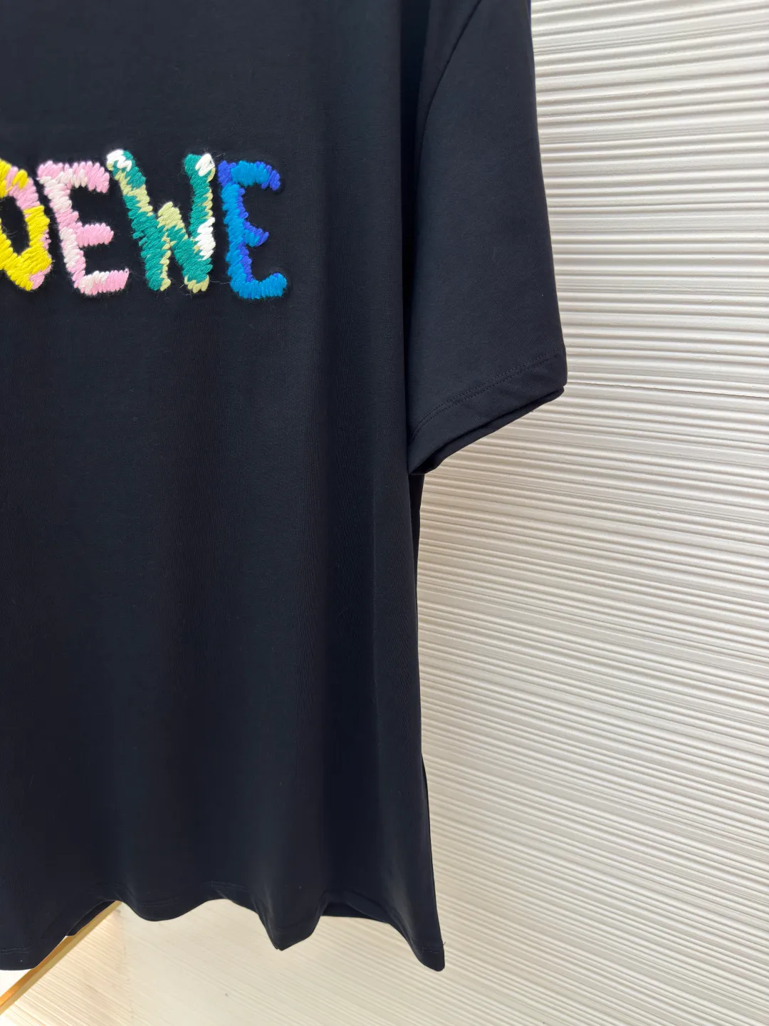 Loewe colorful woolen embroidered T-shirt ●Authentic product: Purchased and developed at 5100 ●Item number: 1680113-A10 ●Fabric: double yarn cotton plain fabric ●Technology: embroidery production ●Version: fitted version ●Weight: about 270 grams ●Size: XS-S-M-L ●Description: The fabric is made of [40s double yarn cotton plain weave, matched with 320g cross check rib, embroidered on the front with Tajima embroidery machine imported from Japan, 10-color woolen small towel embroidery method, hot melt adhesive film on the surface to increase the three-dimensionality of the embroidery, and hand-ironed cloth lining on the bottom to prevent scratching. The overall wiring is straight and delicate, the fabric is comfortable and soft, and the color is consistent without color difference. It can be matched with the same style to create a fashionable look and control various occasions. Customized accessories, complete with three standards, same style for men and women!