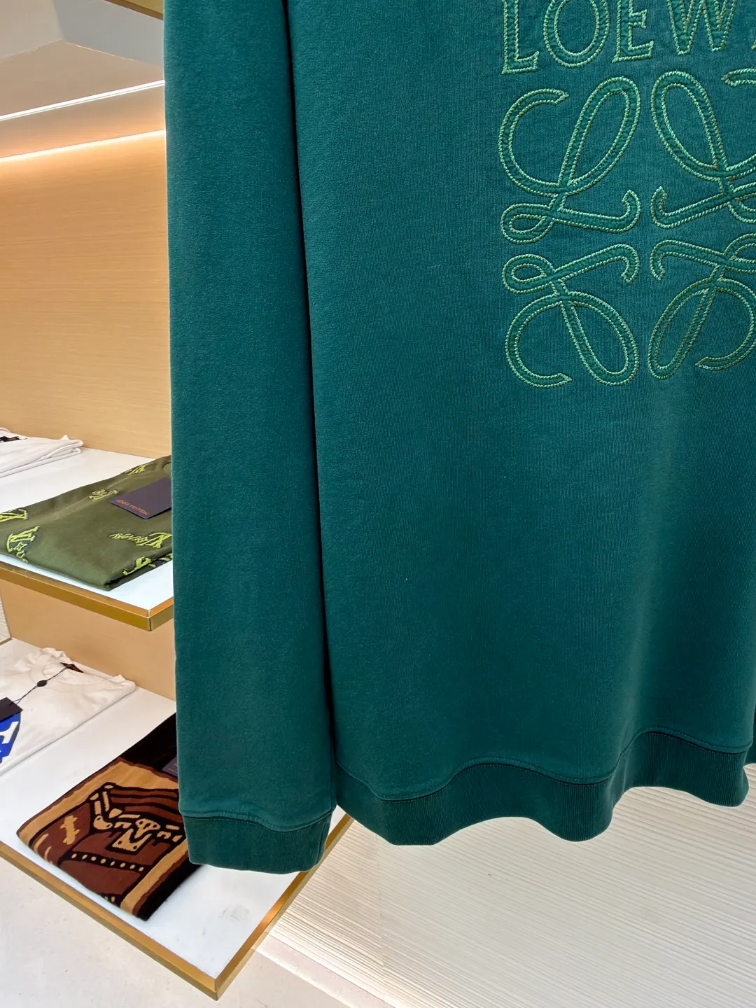 Loewe zigzag thread appliqué round neck sweatshirt ●Original version: Purchased and developed by 3621 ●Item number: 1680967-A90 ●Fabric: Fleece fabric ●Technology: Laser cutting appliqué production ●Version: Fitted version ●Weight: about 635g ●Size: 2*2 thread, 470g. The fish scale bottom fabric forms a fish scale pattern through a specific weaving process, and the plates are arranged and interwoven according to the warp and weft patterns and shapes to ensure clear texture and excellent texture. The fabric has been carefully produced and processed, and has good durability, lightness, softness, and good breathability. The edge-strengthened branches of the appliqué embroidery add a rough industrial look by imitating zigzag-shaped stitches. The appliqué stitches are in the form of trapezoidal zigzags, resembling interlaced canine teeth; emphasizing high stitch density and sharp turns, like saw blade cutting marks. Trim the seam allowance and cut off excess fabric along the dogtooth stitches to retain the jagged three-dimensional effect. After the garment is made, it is made through frying process. The garment is dyed, washed and aged using new environmentally friendly technology. Fabrics are dyed using a stone grinding method, and the garments are continuously immersed in dye and tumbled. After frying the sand, the fabric fades slightly, changing the color of the original fabric to show a nostalgic color with different shades of light and dark. The neckline adopts a structural feature formed by a V-shaped rib weaving method, which visually has a unique sense of line and extensibility. The rib structure itself has good elasticity and stretchability; inserts are added to the shoulder seams to increase the service life. The neckline, hem, and cuffs are all spliced ​​with double-needle threading. The body and sleeves are structurally split and quilted. The fabric material has high ductility and no sense of restraint. The overall wiring is straight and delicate, the fabric is comfortable and soft, and the color is consistent without color difference. It can be matched with the same style to create a fashionable look and control various occasions. Customized accessories, complete with three standards, same style for men and women!