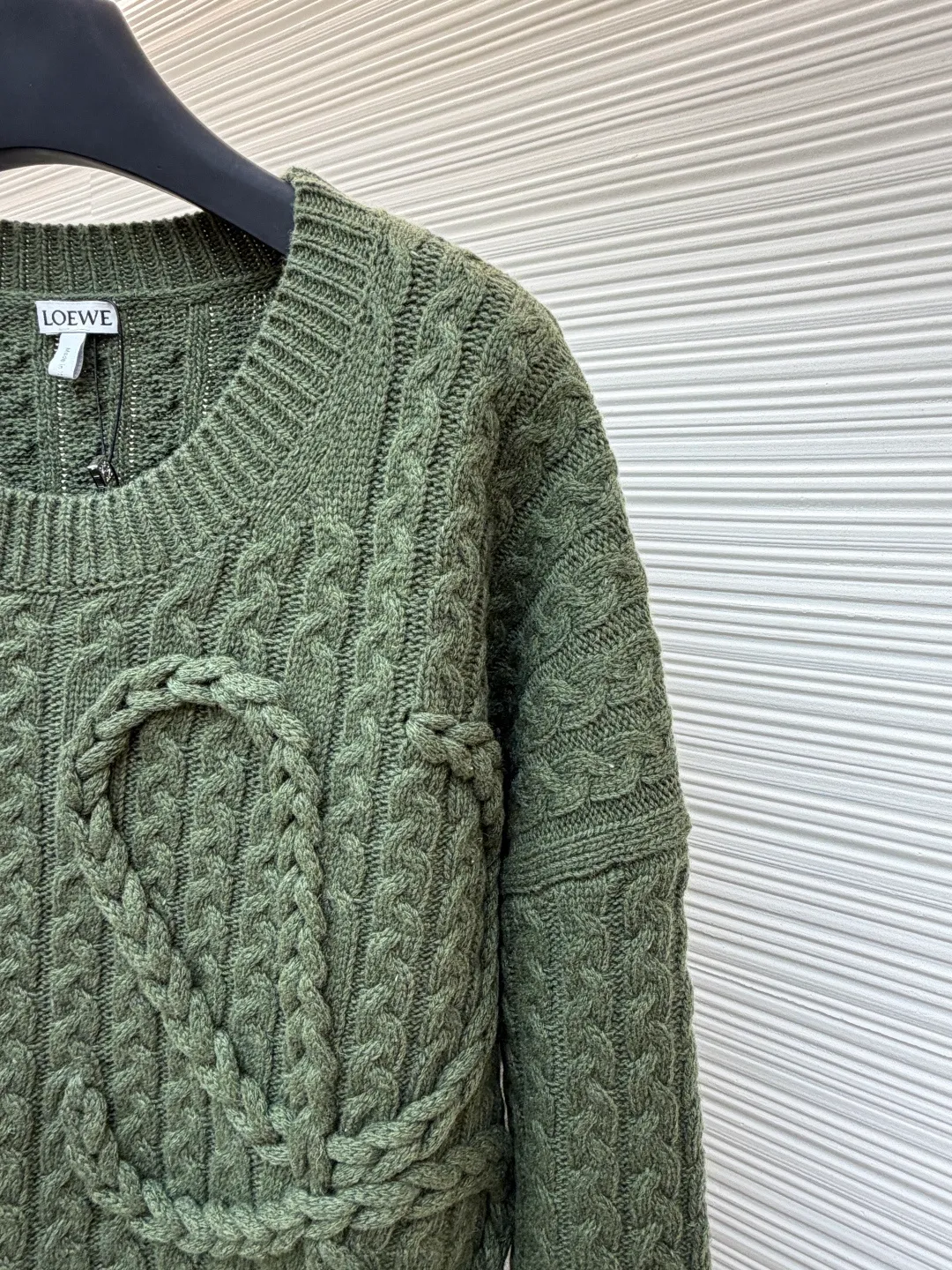 Loewe Anagram twist knitted sweater ●Original version: Purchased and developed for 15900 ●Item number: 1681884-B40 ●Fabric: Wool embossed knitted fabric ●Technology: Hand-operated special machine embossed pattern making ●Color: Green ●Version: Fitted version ●Weight: about 1000g ●Size: S-M-L-XL ●Description: Custom-dyed heavyweight mercerized wool embossed knitted wool Full texture Thick and solid, natural moss green is used as the color palette to express the tranquility and power of the late autumn forest. The three-dimensional texture is used as the brush strokes. The iconic woven Loewe Anagram logo is embellished on the front. The brand's soul totem is engraved on the moss green fabric. Whimsical ideas add the finishing touch to the fashion picture. The dropped shoulder design cleverly weakens the toughness of the shoulders, making the body shape softer and giving the wearer a lazy and noble temperament. Opening up unlimited possibilities for fashion matching, the hand-operated special machine embossed pattern craftsmanship is controlled by the craftsman, the customized special knitting machine, the knitting logic of human-machine collaboration, real-time adjustment of the yarn tension, controlling the rise and fall of the knitting needles, forming a Loewe Anagram pattern with a three-dimensional concave and convex texture, and the composite double process of the global twisted rope braid. The symphonic weaving technique of hand and machine. The entire garment is made of twisted rope + webbing composite weaving, hand-connected line by line. Each row of knitting needs to complete three steps: twisting the rope, inserting the webbing, and resetting the needle bar. It takes 200-300 rows to knit a ready-made garment (time-consuming, labor-intensive, and expensive). The process of softening and deodorizing the washing water of the ready-made clothes uses professional washing equipment and specific detergents to deeply clean and deodorize the clothes to improve the feel and appearance of the clothes. The overall wiring is straight and delicate, the fabric is comfortable and soft, and the color is consistent without color difference. It can be matched with the same style to create a fashionable look, and can be used in various occasions. Customized accessories, complete with three standards, the same style for men and women.