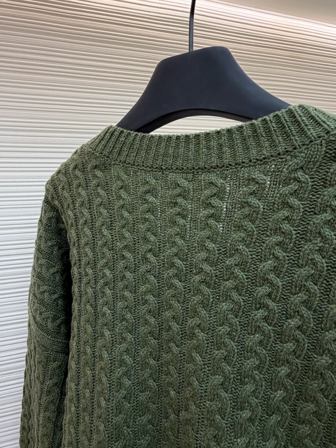 Loewe Anagram twist knitted sweater ●Original version: Purchased and developed for 15900 ●Item number: 1681884-B40 ●Fabric: Wool embossed knitted fabric ●Technology: Hand-operated special machine embossed pattern making ●Color: Green ●Version: Fitted version ●Weight: about 1000g ●Size: S-M-L-XL ●Description: Custom-dyed heavyweight mercerized wool embossed knitted wool Full texture Thick and solid, natural moss green is used as the color palette to express the tranquility and power of the late autumn forest. The three-dimensional texture is used as the brush strokes. The iconic woven Loewe Anagram logo is embellished on the front. The brand's soul totem is engraved on the moss green fabric. Whimsical ideas add the finishing touch to the fashion picture. The dropped shoulder design cleverly weakens the toughness of the shoulders, making the body shape softer and giving the wearer a lazy and noble temperament. Opening up unlimited possibilities for fashion matching, the hand-operated special machine embossed pattern craftsmanship is controlled by the craftsman, the customized special knitting machine, the knitting logic of human-machine collaboration, real-time adjustment of the yarn tension, controlling the rise and fall of the knitting needles, forming a Loewe Anagram pattern with a three-dimensional concave and convex texture, and the composite double process of the global twisted rope braid. The symphonic weaving technique of hand and machine. The entire garment is made of twisted rope + webbing composite weaving, hand-connected line by line. Each row of knitting needs to complete three steps: twisting the rope, inserting the webbing, and resetting the needle bar. It takes 200-300 rows to knit a ready-made garment (time-consuming, labor-intensive, and expensive). The process of softening and deodorizing the washing water of the ready-made clothes uses professional washing equipment and specific detergents to deeply clean and deodorize the clothes to improve the feel and appearance of the clothes. The overall wiring is straight and delicate, the fabric is comfortable and soft, and the color is consistent without color difference. It can be matched with the same style to create a fashionable look, and can be used in various occasions. Customized accessories, complete with three standards, the same style for men and women.