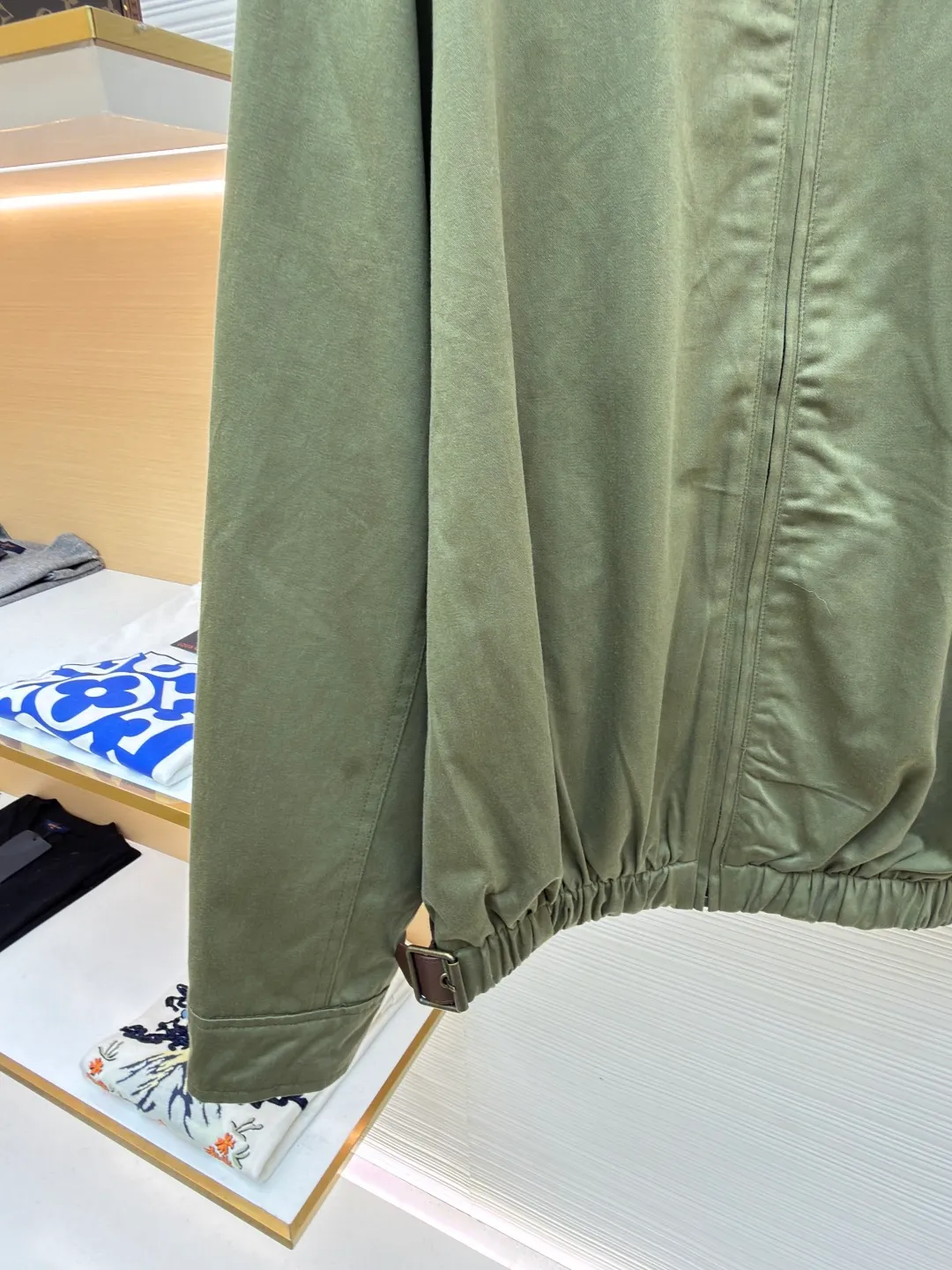 Loewe Army Green Trimmed Jacket ●Original version: Purchased and developed for 20900 ●Item number: 1682098-B40 ●Fabric: High weight dyed cotton satin fabric ●Technology: Leather patch production ●Color: Military green ●Version: Fitted version ●Weight: about 745 grams ●Size: 46-48-50-52 ●Description: Made of 100% pure cotton cloth, the fabric is dyed in the original color. The leather label is made of real cowhide composite, and the surface is stamped with gold powder to create the brand logo. The waist belt is made of multi-layer composite, and the oil edge design presents a different visual effect. Medium weight garment-dyed cotton satin jacket with gathered front and decorative contrasting belt. * Regular fit, standard length * Classic collar * Front zip closure, button cuffs * Seamed pockets, internal welt pockets * Fully lined * Anagram embroidery on chest, LOEWE embossed leather patch on back. The overall wiring is straight and delicate, the fabric is comfortable and soft, and the color is consistent without color difference. It can be matched with the same style to create a fashionable look and control various occasions. Customized accessories, complete with three standards, same style for men and women!