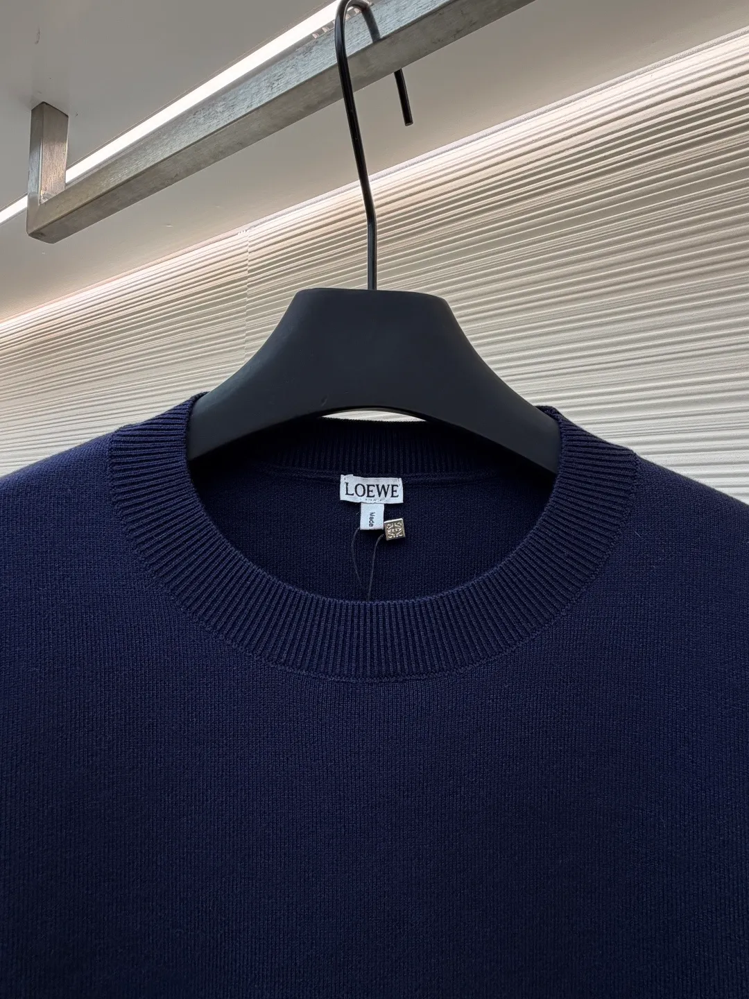 Loewe padded 3D embroidered crew neck sweater ●Original version: purchased and developed by 15168 ●Item number: 1681872-A85 ●Fabric: wool blended fabric ●Technology: 3D embroidery production ●Color: navy blue ●Version: fitted version ●Weight: about 565 grams ●Size: S-M-L-XL ●Description: Made of wool blended fabric, mainly 96% wool, combined with 3% nylon and 1% spandex. The main body of wool ensures the warmth and comfort of the clothing. The addition of a small amount of nylon and spandex significantly improves the elasticity and wear resistance. The ribbed decorative parts are made of 100% wool, which further enhances the texture and wearing experience. Tightly fasten the fabric and cushioning material to the frame of the embroidery machine. The embroidery machine uses sparse stitches along the pattern of the cushion layer to outline the filling area of the pattern. Then it runs the pattern of the overlay layer, using dense stitches to perfectly cover the foam cushion layer, thus forming a slightly raised Anagram embroidery, which is soft and soft to the touch. The full and thick thread layer plays a protective role and greatly improves its wear resistance. Add detergent and preliminarily rinse the bulk goods at a water temperature of about 35 degrees to remove impurities during the production process. The protease is then used to gently digest the hairiness on the surface, thereby reducing the tendency to pilling from the source, improving the feel, retaining softness, and eliminating irritation. Finally, after dehydration and drying, the dimensional and shape stability is improved. The overall wiring is straight and delicate, the fabric is comfortable and soft, and the color is consistent without color difference. It can be matched with the same style to create a fashionable look and control various occasions. Customized accessories, complete with three standards, same style for men and women!