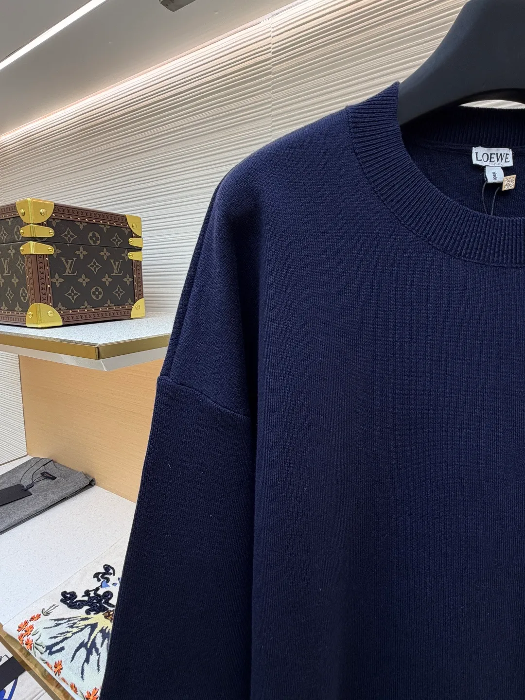 Loewe padded 3D embroidered crew neck sweater ●Original version: purchased and developed by 15168 ●Item number: 1681872-A85 ●Fabric: wool blended fabric ●Technology: 3D embroidery production ●Color: navy blue ●Version: fitted version ●Weight: about 565 grams ●Size: S-M-L-XL ●Description: Made of wool blended fabric, mainly 96% wool, combined with 3% nylon and 1% spandex. The main body of wool ensures the warmth and comfort of the clothing. The addition of a small amount of nylon and spandex significantly improves the elasticity and wear resistance. The ribbed decorative parts are made of 100% wool, which further enhances the texture and wearing experience. Tightly fasten the fabric and cushioning material to the frame of the embroidery machine. The embroidery machine uses sparse stitches along the pattern of the cushion layer to outline the filling area of the pattern. Then it runs the pattern of the overlay layer, using dense stitches to perfectly cover the foam cushion layer, thus forming a slightly raised Anagram embroidery, which is soft and soft to the touch. The full and thick thread layer plays a protective role and greatly improves its wear resistance. Add detergent and preliminarily rinse the bulk goods at a water temperature of about 35 degrees to remove impurities during the production process. The protease is then used to gently digest the hairiness on the surface, thereby reducing the tendency to pilling from the source, improving the feel, retaining softness, and eliminating irritation. Finally, after dehydration and drying, the dimensional and shape stability is improved. The overall wiring is straight and delicate, the fabric is comfortable and soft, and the color is consistent without color difference. It can be matched with the same style to create a fashionable look and control various occasions. Customized accessories, complete with three standards, same style for men and women!