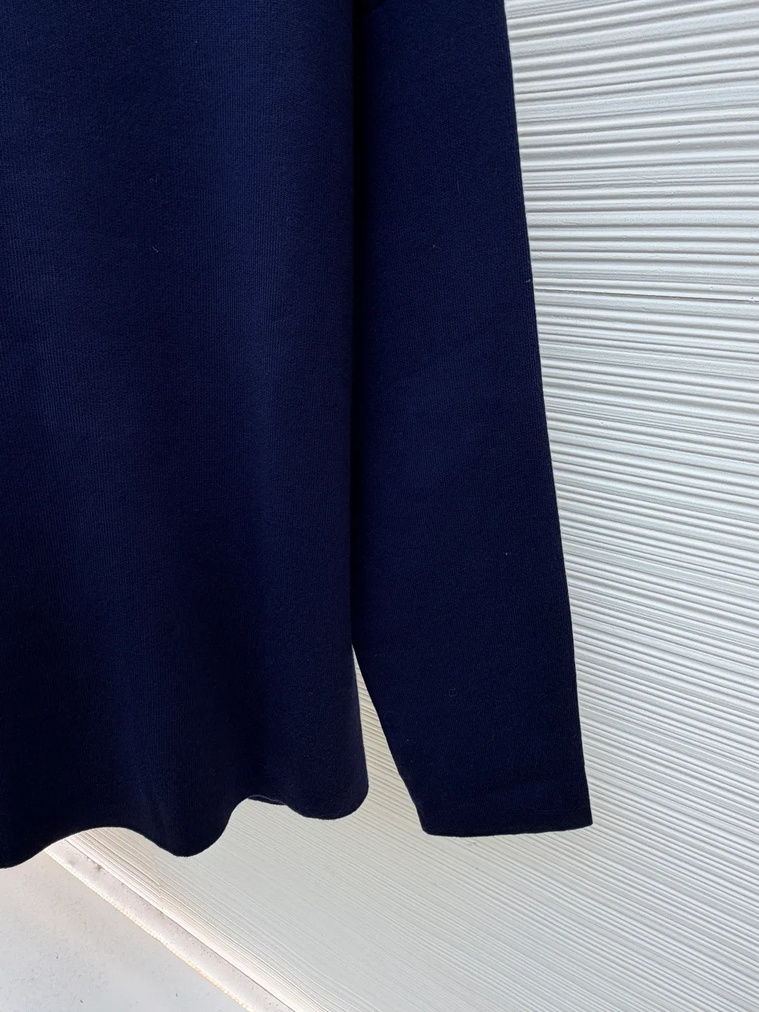 Loewe padded 3D embroidered crew neck sweater ●Original version: purchased and developed by 15168 ●Item number: 1681872-A85 ●Fabric: wool blended fabric ●Technology: 3D embroidery production ●Color: navy blue ●Version: fitted version ●Weight: about 565 grams ●Size: S-M-L-XL ●Description: Made of wool blended fabric, mainly 96% wool, combined with 3% nylon and 1% spandex. The main body of wool ensures the warmth and comfort of the clothing. The addition of a small amount of nylon and spandex significantly improves the elasticity and wear resistance. The ribbed decorative parts are made of 100% wool, which further enhances the texture and wearing experience. Tightly fasten the fabric and cushioning material to the frame of the embroidery machine. The embroidery machine uses sparse stitches along the pattern of the cushion layer to outline the filling area of the pattern. Then it runs the pattern of the overlay layer, using dense stitches to perfectly cover the foam cushion layer, thus forming a slightly raised Anagram embroidery, which is soft and soft to the touch. The full and thick thread layer plays a protective role and greatly improves its wear resistance. Add detergent and preliminarily rinse the bulk goods at a water temperature of about 35 degrees to remove impurities during the production process. The protease is then used to gently digest the hairiness on the surface, thereby reducing the tendency to pilling from the source, improving the feel, retaining softness, and eliminating irritation. Finally, after dehydration and drying, the dimensional and shape stability is improved. The overall wiring is straight and delicate, the fabric is comfortable and soft, and the color is consistent without color difference. It can be matched with the same style to create a fashionable look and control various occasions. Customized accessories, complete with three standards, same style for men and women!