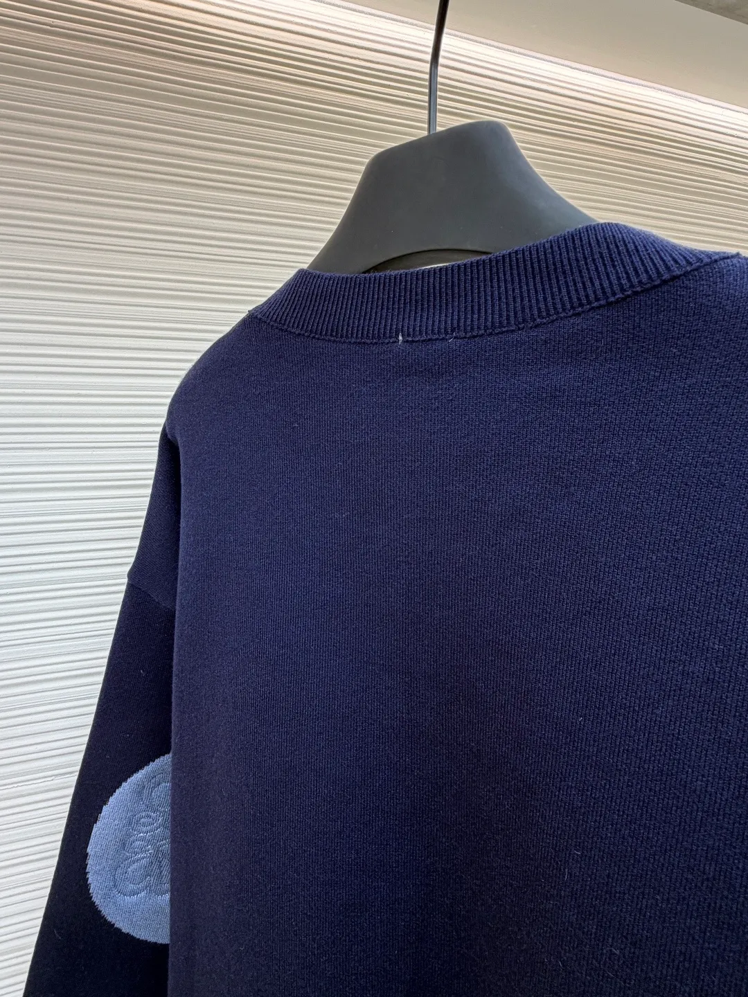 Loewe padded 3D embroidered crew neck sweater ●Original version: purchased and developed by 15168 ●Item number: 1681872-A85 ●Fabric: wool blended fabric ●Technology: 3D embroidery production ●Color: navy blue ●Version: fitted version ●Weight: about 565 grams ●Size: S-M-L-XL ●Description: Made of wool blended fabric, mainly 96% wool, combined with 3% nylon and 1% spandex. The main body of wool ensures the warmth and comfort of the clothing. The addition of a small amount of nylon and spandex significantly improves the elasticity and wear resistance. The ribbed decorative parts are made of 100% wool, which further enhances the texture and wearing experience. Tightly fasten the fabric and cushioning material to the frame of the embroidery machine. The embroidery machine uses sparse stitches along the pattern of the cushion layer to outline the filling area of the pattern. Then it runs the pattern of the overlay layer, using dense stitches to perfectly cover the foam cushion layer, thus forming a slightly raised Anagram embroidery, which is soft and soft to the touch. The full and thick thread layer plays a protective role and greatly improves its wear resistance. Add detergent and preliminarily rinse the bulk goods at a water temperature of about 35 degrees to remove impurities during the production process. The protease is then used to gently digest the hairiness on the surface, thereby reducing the tendency to pilling from the source, improving the feel, retaining softness, and eliminating irritation. Finally, after dehydration and drying, the dimensional and shape stability is improved. The overall wiring is straight and delicate, the fabric is comfortable and soft, and the color is consistent without color difference. It can be matched with the same style to create a fashionable look and control various occasions. Customized accessories, complete with three standards, same style for men and women!