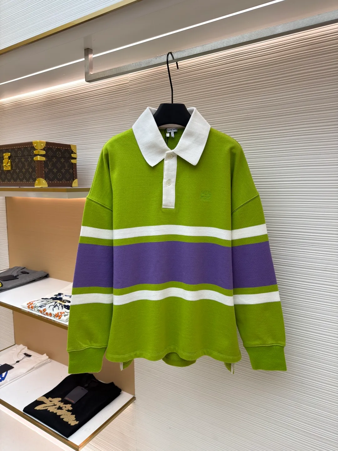 Loewe Anagram Embroidered Polo Shirt ●Original version: Purchased and developed for 7200 ●Item number: 1681492-B20 ●Fabric: cotton looped fleece jacquard fabric ●Technology: embroidery production ●Color: green, purple and white ●Version: fitted version ●Weight: about 635g ●Size: XS-S-M-L ●Description: Customized medium weight cotton looped fleece jacquard fabric, full texture, thick and solid Every inch contains a heavy sense of warmth. Avocado green falls into Monet's garden. The breath of plants and the narrative of art are woven into the stitches. The stripe rhythm of golden proportions. The homogeneous three-dimensionality on the chest jumps out and embellishes it like a work of art. The breathing philosophy of leaving a blank neckline. The visual hierarchy of primary and secondary. An orderly carnival of colors, using imported machine embroidery technology. Use advanced computer control systems and sophisticated mechanical components to realize Loewe Anagram embroidery operations with high precision. The lines are smooth and delicate, and the fabrics have been washed to give you a better feel and texture. It is not easy to deform, shrink or fade, and maintains long-term beauty. The overall wiring is straight and delicate, the fabric is comfortable and soft, and the color is consistent without color difference. It can be matched with the same style to create a fashionable look and control various occasions. Customized accessories, complete with three standards, same style for men and women!