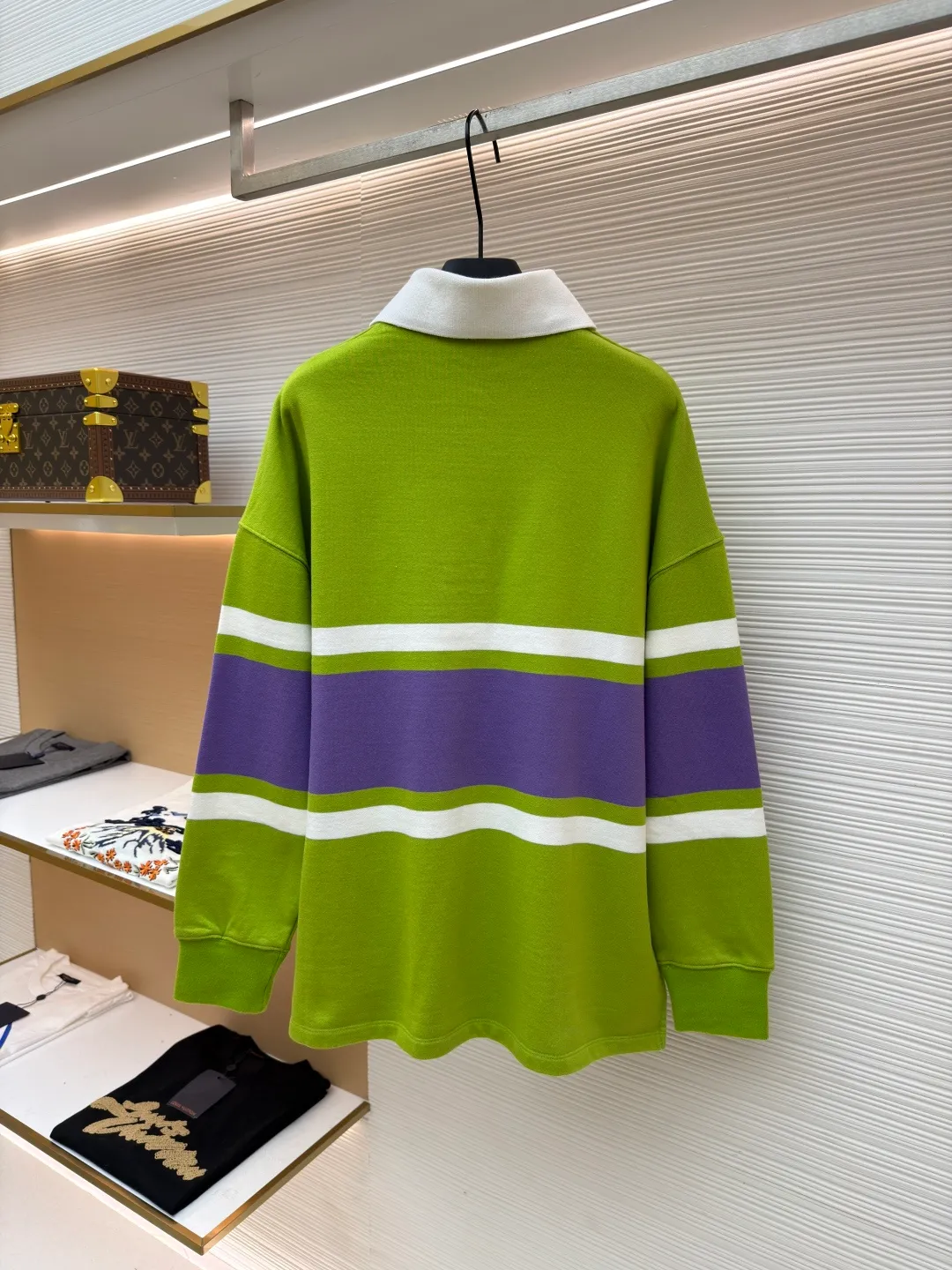 Loewe Anagram Embroidered Polo Shirt ●Original version: Purchased and developed for 7200 ●Item number: 1681492-B20 ●Fabric: cotton looped fleece jacquard fabric ●Technology: embroidery production ●Color: green, purple and white ●Version: fitted version ●Weight: about 635g ●Size: XS-S-M-L ●Description: Customized medium weight cotton looped fleece jacquard fabric, full texture, thick and solid Every inch contains a heavy sense of warmth. Avocado green falls into Monet's garden. The breath of plants and the narrative of art are woven into the stitches. The stripe rhythm of golden proportions. The homogeneous three-dimensionality on the chest jumps out and embellishes it like a work of art. The breathing philosophy of leaving a blank neckline. The visual hierarchy of primary and secondary. An orderly carnival of colors, using imported machine embroidery technology. Use advanced computer control systems and sophisticated mechanical components to realize Loewe Anagram embroidery operations with high precision. The lines are smooth and delicate, and the fabrics have been washed to give you a better feel and texture. It is not easy to deform, shrink or fade, and maintains long-term beauty. The overall wiring is straight and delicate, the fabric is comfortable and soft, and the color is consistent without color difference. It can be matched with the same style to create a fashionable look and control various occasions. Customized accessories, complete with three standards, same style for men and women!