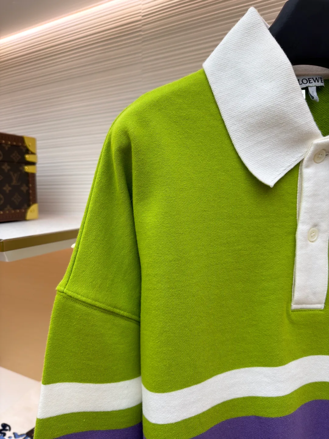 Loewe Anagram Embroidered Polo Shirt ●Original version: Purchased and developed for 7200 ●Item number: 1681492-B20 ●Fabric: cotton looped fleece jacquard fabric ●Technology: embroidery production ●Color: green, purple and white ●Version: fitted version ●Weight: about 635g ●Size: XS-S-M-L ●Description: Customized medium weight cotton looped fleece jacquard fabric, full texture, thick and solid Every inch contains a heavy sense of warmth. Avocado green falls into Monet's garden. The breath of plants and the narrative of art are woven into the stitches. The stripe rhythm of golden proportions. The homogeneous three-dimensionality on the chest jumps out and embellishes it like a work of art. The breathing philosophy of leaving a blank neckline. The visual hierarchy of primary and secondary. An orderly carnival of colors, using imported machine embroidery technology. Use advanced computer control systems and sophisticated mechanical components to realize Loewe Anagram embroidery operations with high precision. The lines are smooth and delicate, and the fabrics have been washed to give you a better feel and texture. It is not easy to deform, shrink or fade, and maintains long-term beauty. The overall wiring is straight and delicate, the fabric is comfortable and soft, and the color is consistent without color difference. It can be matched with the same style to create a fashionable look and control various occasions. Customized accessories, complete with three standards, same style for men and women!