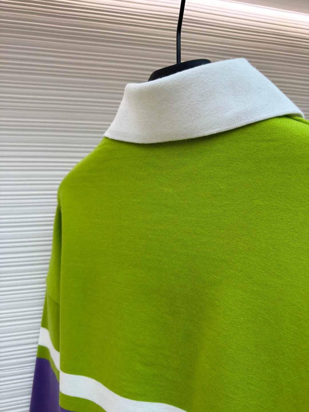 Loewe Anagram Embroidered Polo Shirt ●Original version: Purchased and developed for 7200 ●Item number: 1681492-B20 ●Fabric: cotton looped fleece jacquard fabric ●Technology: embroidery production ●Color: green, purple and white ●Version: fitted version ●Weight: about 635g ●Size: XS-S-M-L ●Description: Customized medium weight cotton looped fleece jacquard fabric, full texture, thick and solid Every inch contains a heavy sense of warmth. Avocado green falls into Monet's garden. The breath of plants and the narrative of art are woven into the stitches. The stripe rhythm of golden proportions. The homogeneous three-dimensionality on the chest jumps out and embellishes it like a work of art. The breathing philosophy of leaving a blank neckline. The visual hierarchy of primary and secondary. An orderly carnival of colors, using imported machine embroidery technology. Use advanced computer control systems and sophisticated mechanical components to realize Loewe Anagram embroidery operations with high precision. The lines are smooth and delicate, and the fabrics have been washed to give you a better feel and texture. It is not easy to deform, shrink or fade, and maintains long-term beauty. The overall wiring is straight and delicate, the fabric is comfortable and soft, and the color is consistent without color difference. It can be matched with the same style to create a fashionable look and control various occasions. Customized accessories, complete with three standards, same style for men and women!
