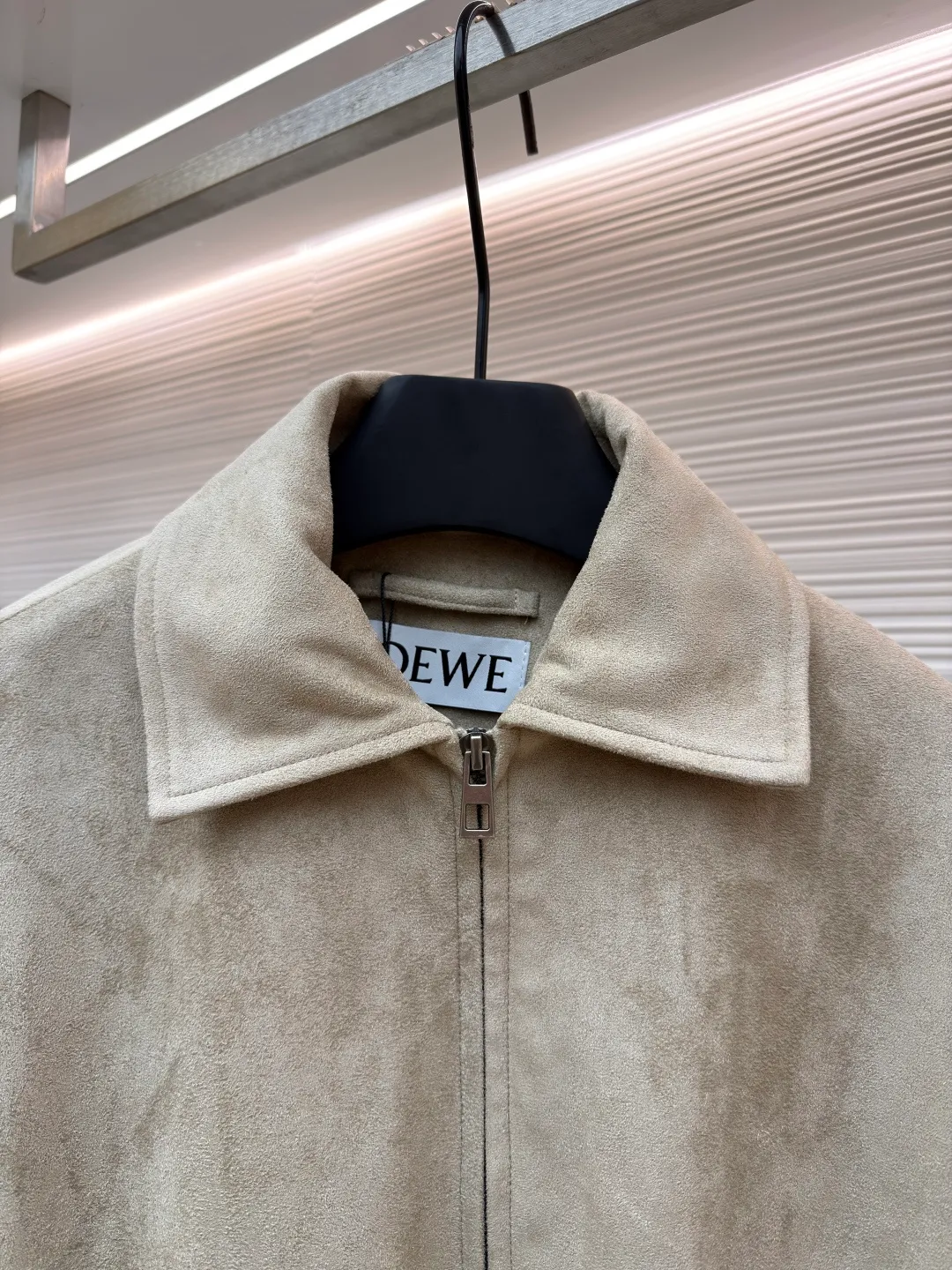 Loewe x Louis Wain joint suede pleated belted long-sleeved leather jacket ●Original version: Purchased and developed by 41830 ●Item number: 1681795-B90 ●Material: suede fabric ●Technology: shirring production ●Color: Khaki ●Version: Fitted version ●Weight: about 1105 grams ●Size: 46-48-50-52 ●Description: This short lapel jacket is made of high-quality suede fabric with a frosted surface that is smooth to the touch and has a matte premium texture. The version has a short waist design, a metal zipper on the front, and the zipper pull is decorated with the brand logo, with exquisite details. The hem adopts shirring technology and is equipped with leather adjustment buckles on both sides. The elasticity of the waistline can be freely adjusted, which is both stylish and inclusive. The shoulders and hem are spliced ​​with stitching, and the stitching is even and fine, which not only strengthens structural support but also improves wearability. The cuffs are slightly loosely cut, and the edges are overlocked. The overall craftsmanship focuses on the integration of fabric texture and pattern lines, presenting a simple yet detailed style. The overall wiring is straight and delicate, the fabric is comfortable and soft, and the color is consistent without color difference. It can be matched with the same style to create a fashionable look and control various occasions. Customized accessories, complete with three standards, same style for men and women!
