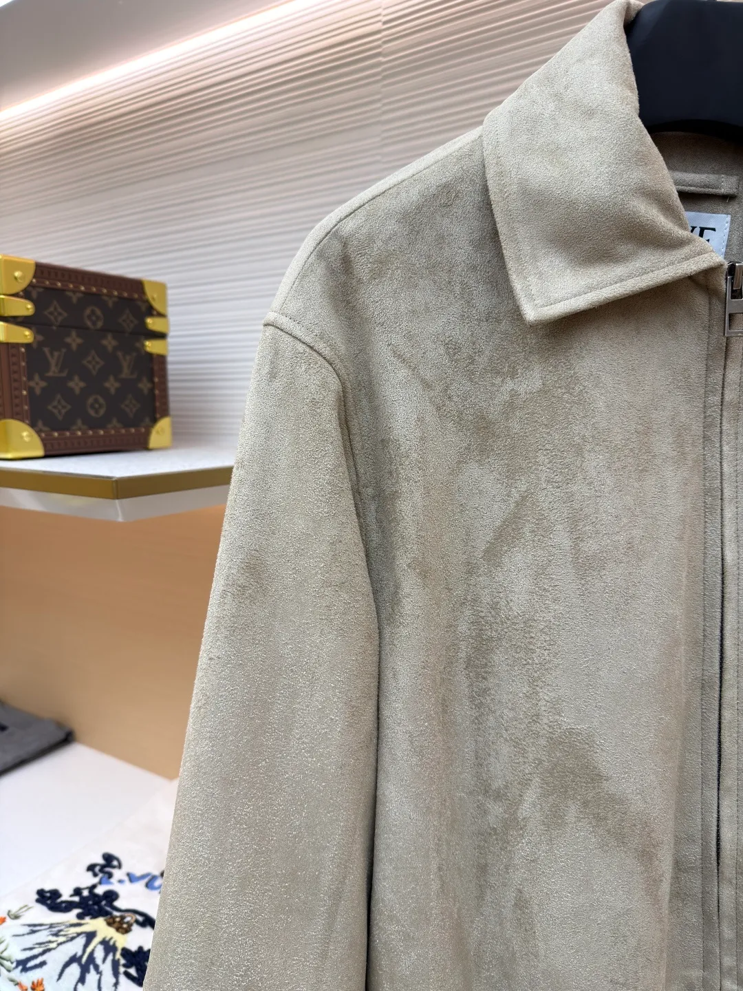 Loewe x Louis Wain joint suede pleated belted long-sleeved leather jacket ●Original version: Purchased and developed by 41830 ●Item number: 1681795-B90 ●Material: suede fabric ●Technology: shirring production ●Color: Khaki ●Version: Fitted version ●Weight: about 1105 grams ●Size: 46-48-50-52 ●Description: This short lapel jacket is made of high-quality suede fabric with a frosted surface that is smooth to the touch and has a matte premium texture. The version has a short waist design, a metal zipper on the front, and the zipper pull is decorated with the brand logo, with exquisite details. The hem adopts shirring technology and is equipped with leather adjustment buckles on both sides. The elasticity of the waistline can be freely adjusted, which is both stylish and inclusive. The shoulders and hem are spliced ​​with stitching, and the stitching is even and fine, which not only strengthens structural support but also improves wearability. The cuffs are slightly loosely cut, and the edges are overlocked. The overall craftsmanship focuses on the integration of fabric texture and pattern lines, presenting a simple yet detailed style. The overall wiring is straight and delicate, the fabric is comfortable and soft, and the color is consistent without color difference. It can be matched with the same style to create a fashionable look and control various occasions. Customized accessories, complete with three standards, same style for men and women!