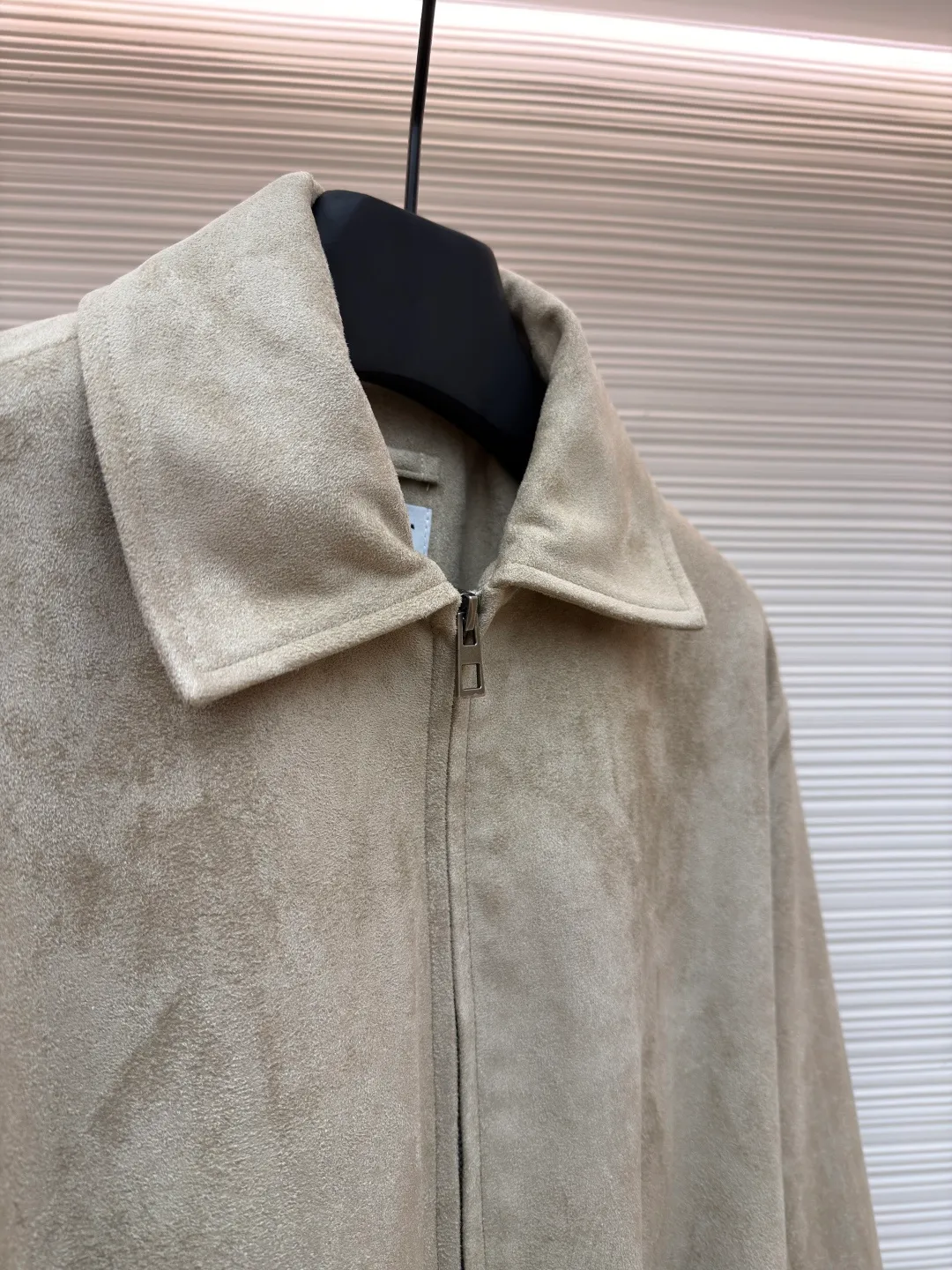 Loewe x Louis Wain joint suede pleated belted long-sleeved leather jacket ●Original version: Purchased and developed by 41830 ●Item number: 1681795-B90 ●Material: suede fabric ●Technology: shirring production ●Color: Khaki ●Version: Fitted version ●Weight: about 1105 grams ●Size: 46-48-50-52 ●Description: This short lapel jacket is made of high-quality suede fabric with a frosted surface that is smooth to the touch and has a matte premium texture. The version has a short waist design, a metal zipper on the front, and the zipper pull is decorated with the brand logo, with exquisite details. The hem adopts shirring technology and is equipped with leather adjustment buckles on both sides. The elasticity of the waistline can be freely adjusted, which is both stylish and inclusive. The shoulders and hem are spliced ​​with stitching, and the stitching is even and fine, which not only strengthens structural support but also improves wearability. The cuffs are slightly loosely cut, and the edges are overlocked. The overall craftsmanship focuses on the integration of fabric texture and pattern lines, presenting a simple yet detailed style. The overall wiring is straight and delicate, the fabric is comfortable and soft, and the color is consistent without color difference. It can be matched with the same style to create a fashionable look and control various occasions. Customized accessories, complete with three standards, same style for men and women!