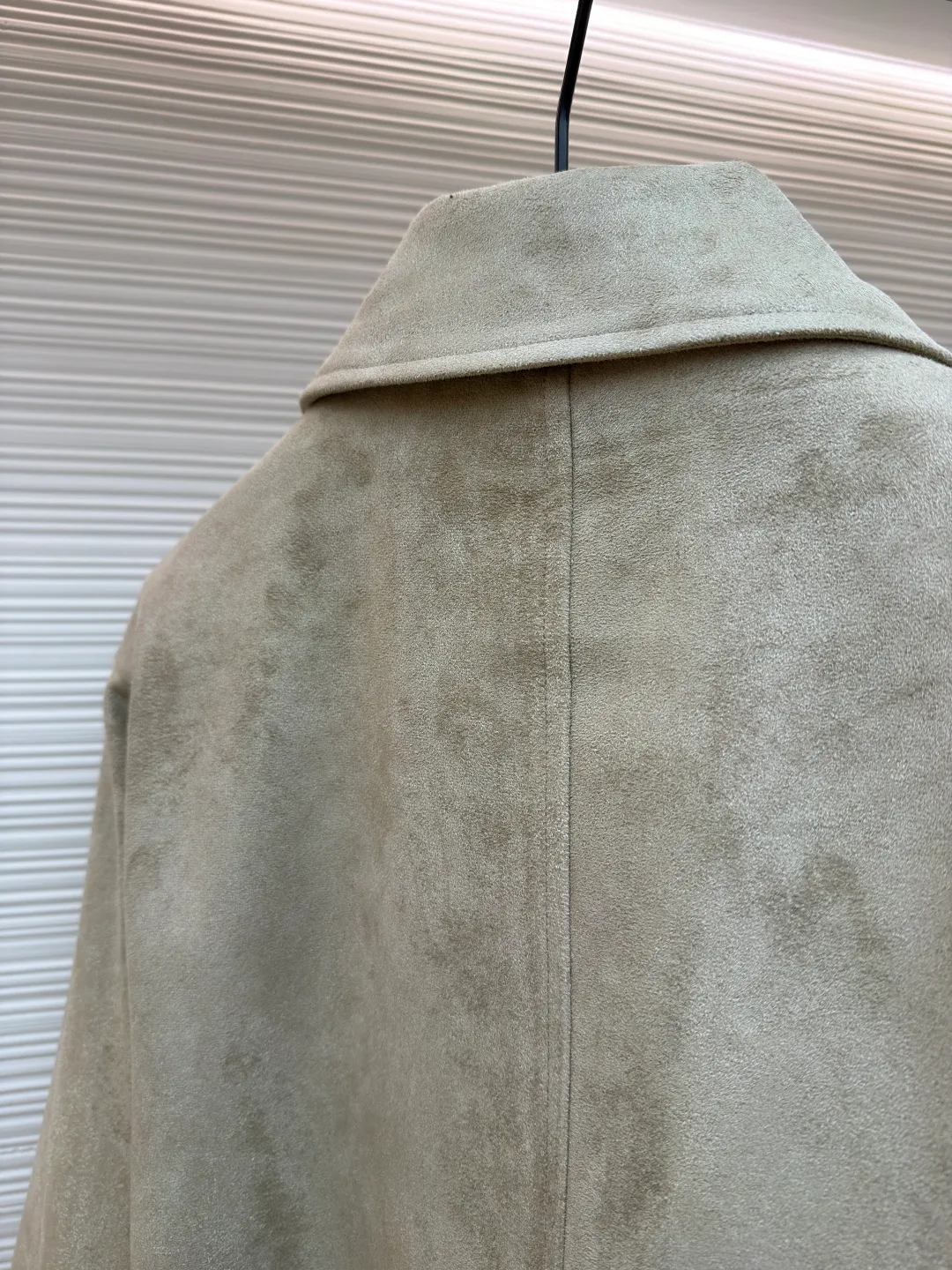 Loewe x Louis Wain joint suede pleated belted long-sleeved leather jacket ●Original version: Purchased and developed by 41830 ●Item number: 1681795-B90 ●Material: suede fabric ●Technology: shirring production ●Color: Khaki ●Version: Fitted version ●Weight: about 1105 grams ●Size: 46-48-50-52 ●Description: This short lapel jacket is made of high-quality suede fabric with a frosted surface that is smooth to the touch and has a matte premium texture. The version has a short waist design, a metal zipper on the front, and the zipper pull is decorated with the brand logo, with exquisite details. The hem adopts shirring technology and is equipped with leather adjustment buckles on both sides. The elasticity of the waistline can be freely adjusted, which is both stylish and inclusive. The shoulders and hem are spliced ​​with stitching, and the stitching is even and fine, which not only strengthens structural support but also improves wearability. The cuffs are slightly loosely cut, and the edges are overlocked. The overall craftsmanship focuses on the integration of fabric texture and pattern lines, presenting a simple yet detailed style. The overall wiring is straight and delicate, the fabric is comfortable and soft, and the color is consistent without color difference. It can be matched with the same style to create a fashionable look and control various occasions. Customized accessories, complete with three standards, same style for men and women!
