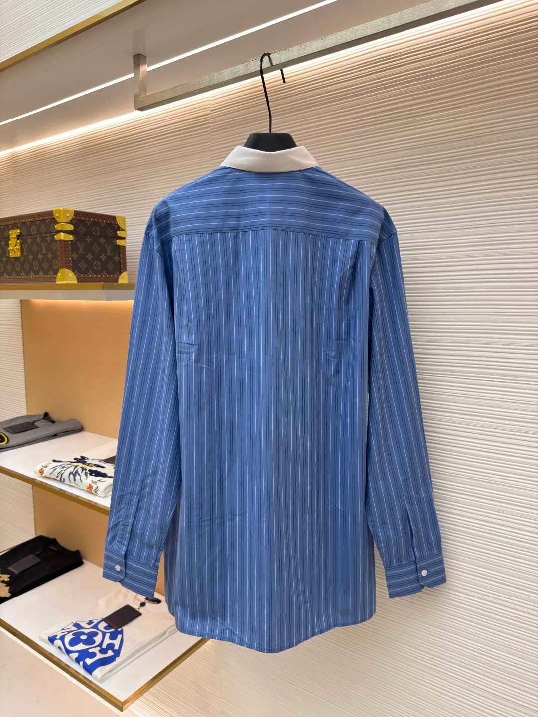 Loewe color-blocked striped single-breasted pointed collar long-sleeved shirt ●Original version: Purchased and developed for 4799 ●Item number: 1682522-A70 ●Material: cotton gingham fabric ●Technology: made on positioning cutting machine ●Color: blue ●Version: fitted version ●Weight: about 210 grams ●Size: 37-38-39-40 ●Description: This LOEWE blue and white striped shirt is made of high-count pure cotton poplin fabric. After pre-washing process, it feels smooth and breathable. It has good stiffness and drape, and is not easy to wrinkle and deform. The stripes on the body are woven using yarn-dyed technology. The blue and white color scheme is classic and the texture is clear. It will not fade or color bleed after repeated washing. The shirt adopts a contrasting fake two-layer collar design. The white small lapels form a layered contrast with the blue body. The custom-made mother-of-pearl buttons at the placket have a warm texture. The cuffs are designed with classic sleeves. The brand embroidered logo at the hem is densely stitched to highlight the brand recognition. The overall cut is a loose fit, the shoulder joints are straight and fine, the customized accessories and three standards are complete, and the detailed craftsmanship shows the level of luxury. It is suitable for various wearing scenarios such as daily commuting and light business. The overall wiring is straight and delicate, the fabric is comfortable and soft, and the color is consistent without color difference. It can be matched with the same style to create a fashionable look and control various occasions. Customized accessories, complete with three standards, same style for men and women!