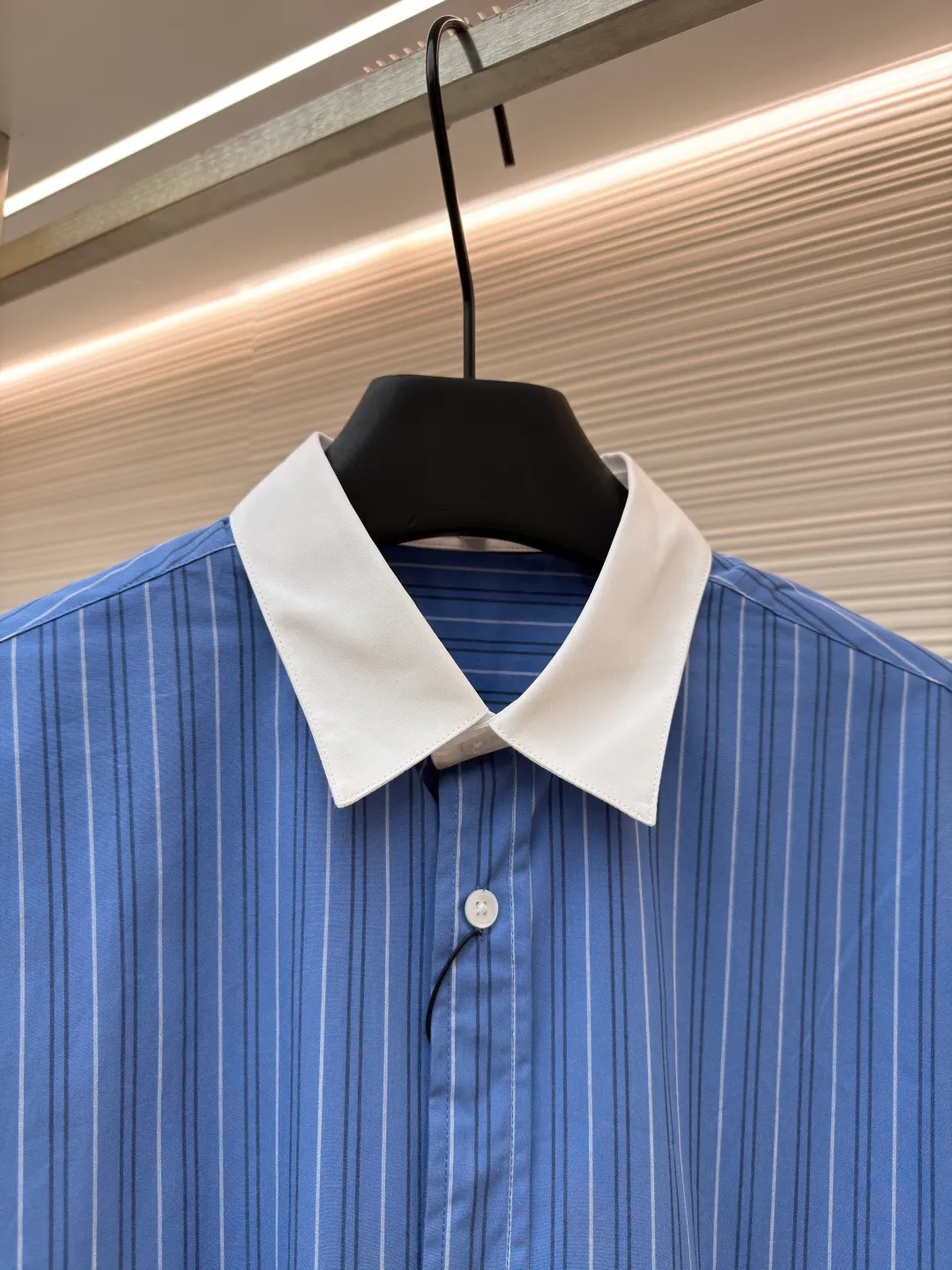 Loewe color-blocked striped single-breasted pointed collar long-sleeved shirt ●Original version: Purchased and developed for 4799 ●Item number: 1682522-A70 ●Material: cotton gingham fabric ●Technology: made on positioning cutting machine ●Color: blue ●Version: fitted version ●Weight: about 210 grams ●Size: 37-38-39-40 ●Description: This LOEWE blue and white striped shirt is made of high-count pure cotton poplin fabric. After pre-washing process, it feels smooth and breathable. It has good stiffness and drape, and is not easy to wrinkle and deform. The stripes on the body are woven using yarn-dyed technology. The blue and white color scheme is classic and the texture is clear. It will not fade or color bleed after repeated washing. The shirt adopts a contrasting fake two-layer collar design. The white small lapels form a layered contrast with the blue body. The custom-made mother-of-pearl buttons at the placket have a warm texture. The cuffs are designed with classic sleeves. The brand embroidered logo at the hem is densely stitched to highlight the brand recognition. The overall cut is a loose fit, the shoulder joints are straight and fine, the customized accessories and three standards are complete, and the detailed craftsmanship shows the level of luxury. It is suitable for various wearing scenarios such as daily commuting and light business. The overall wiring is straight and delicate, the fabric is comfortable and soft, and the color is consistent without color difference. It can be matched with the same style to create a fashionable look and control various occasions. Customized accessories, complete with three standards, same style for men and women!